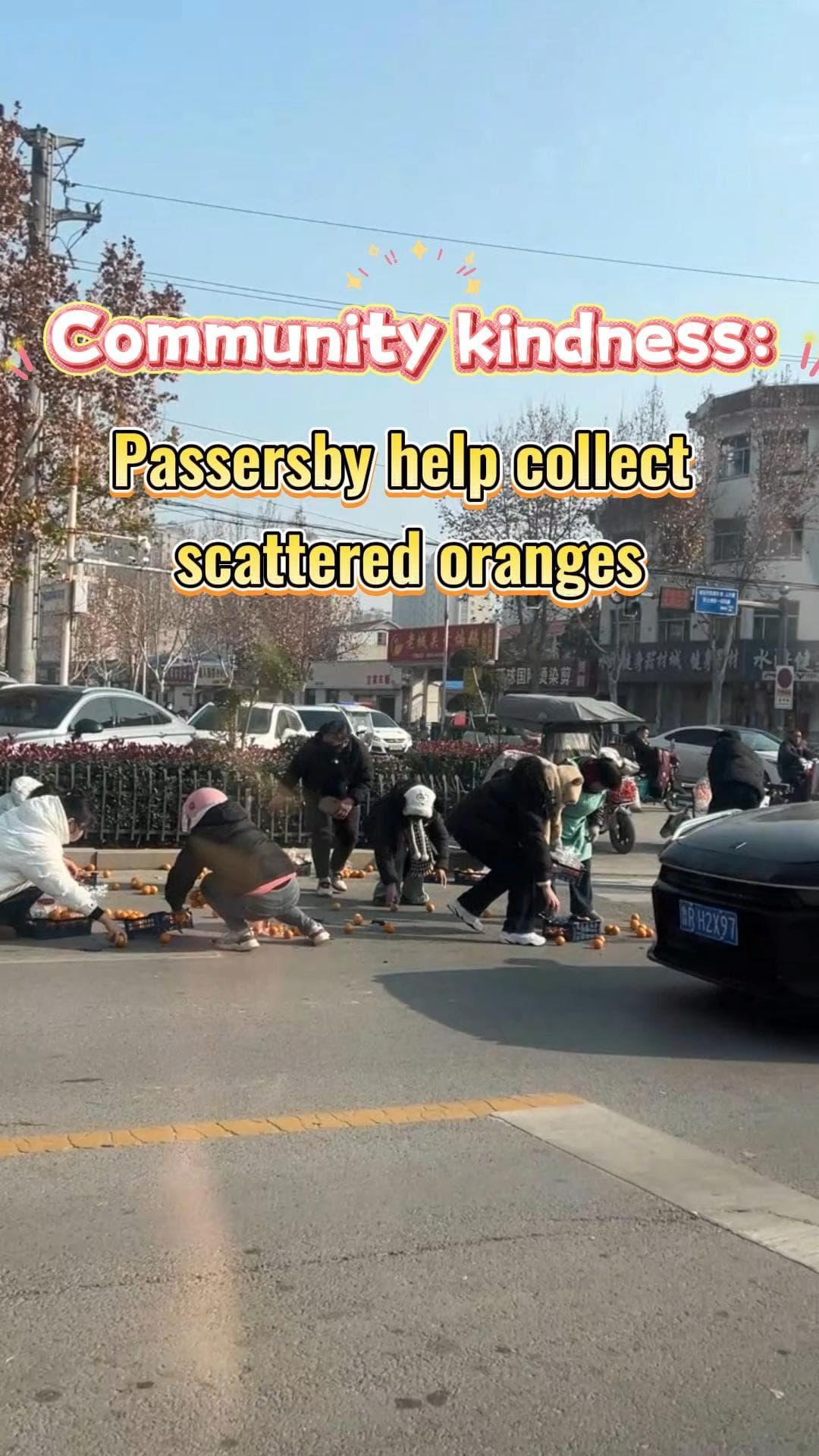 พลเมืองดีมีน้ำใจ รุมช่วยเก็บ 'ส้มหล่น' เกลื่อนถนนในซานตง