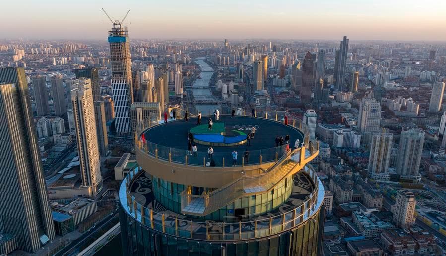 นักท่องเที่ยวเยือน 'ยอดเมฆแห่งจินวาน' จุดชมวิวเปิดใหม่ในเทียนจิน