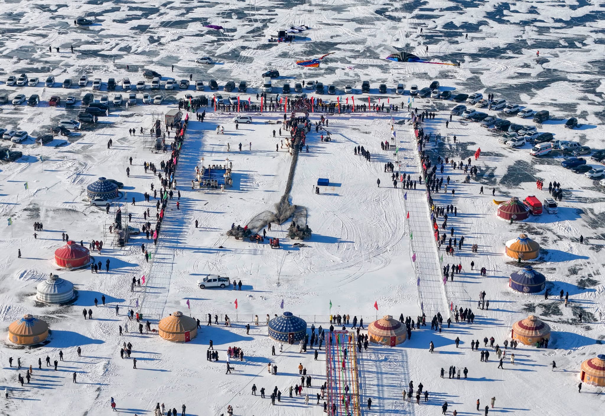 เก็บตกภาพงาน 'จับปลาในทะเลสาบน้ำแข็ง' ในเฮยหลงเจียง