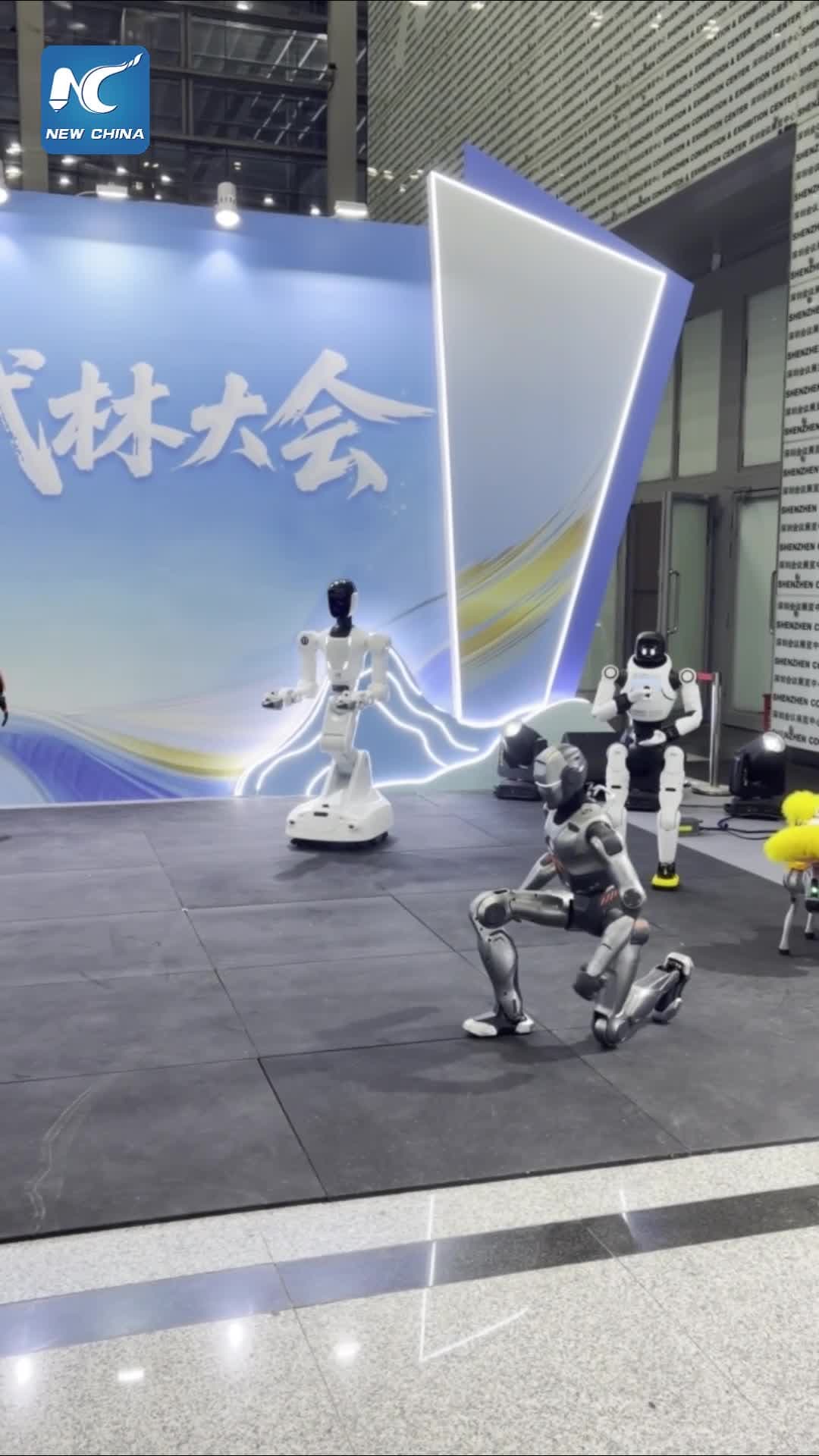 หุ่นยนต์ฮิวแมนนอยด์โชว์ลีลา 'กังฟู' ถอดแบบบรูซ ลี ในเซินเจิ้น