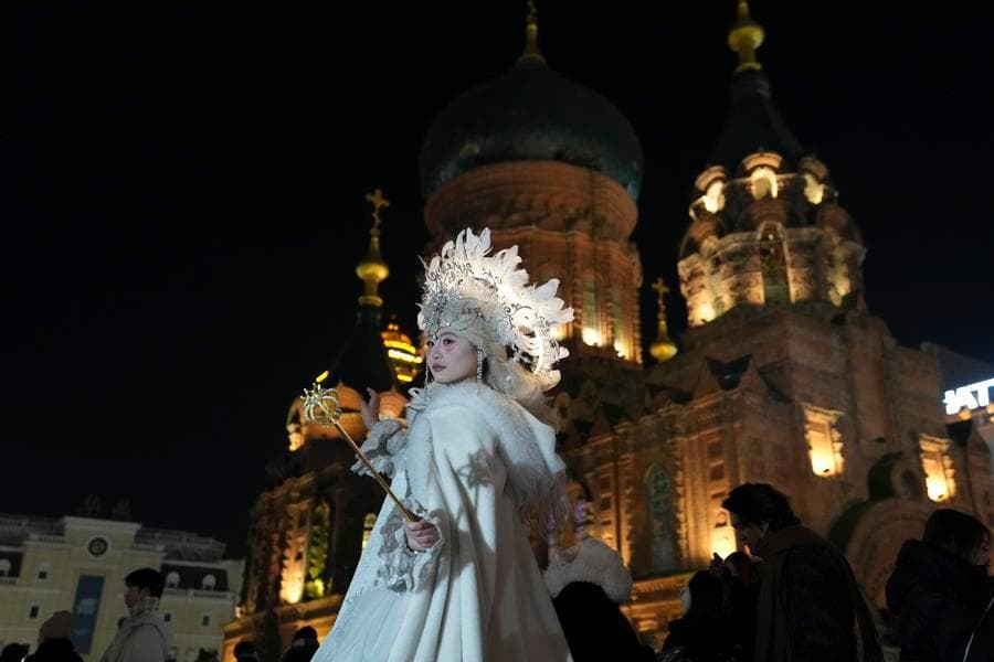 นทท.สวมชุดจัดเต็ม ถ่ายรูปคู่สถาปัตย์งดงามในฮาร์บิน
