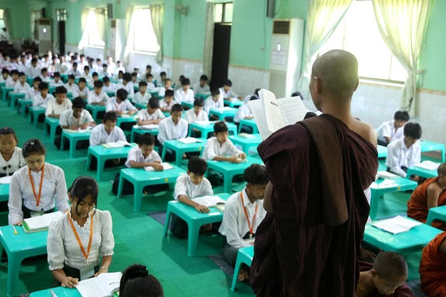 นักเรียนเมียนมา 'ฝึกสมาธิ' เป็นกิจวัตร ปลูกฝัง 'จิตใจสงบ' นำทางชีวิต