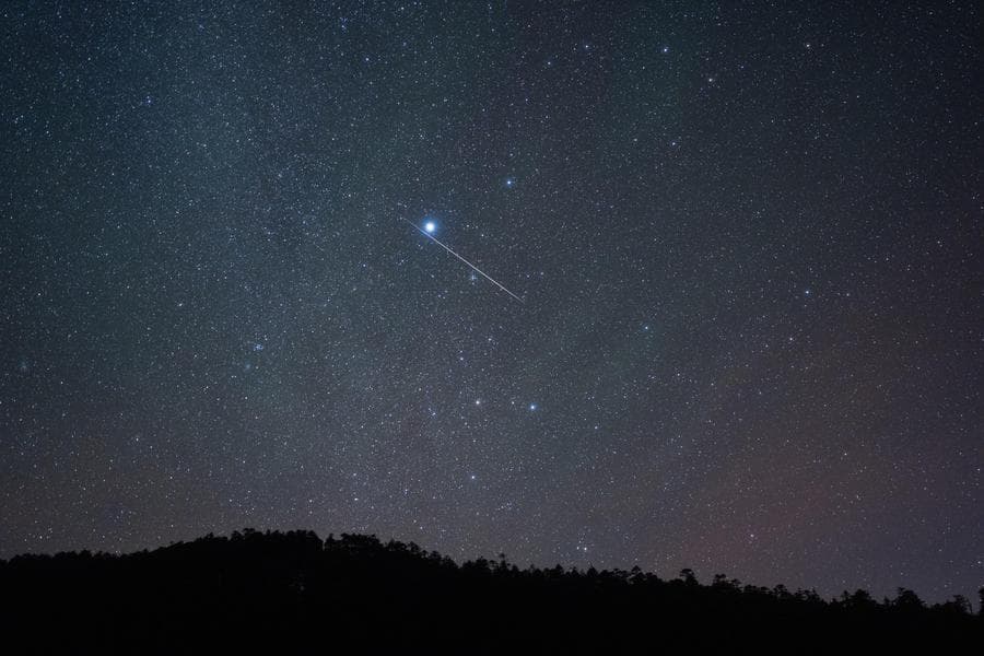 แหงนหน้าชม 'ฝนดาวตกเจมินิดส์' เปล่งแสงกลางฟ้าเสฉวน