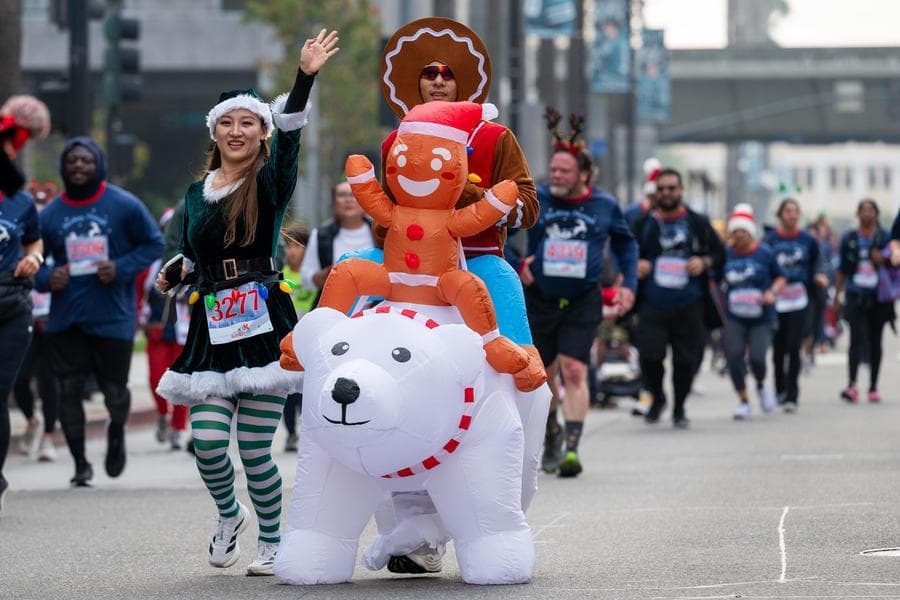 ฝูงชนร่วมสนุกวิ่ง 'ซานตา รัน' คึกคักในแคลิฟอร์เนีย