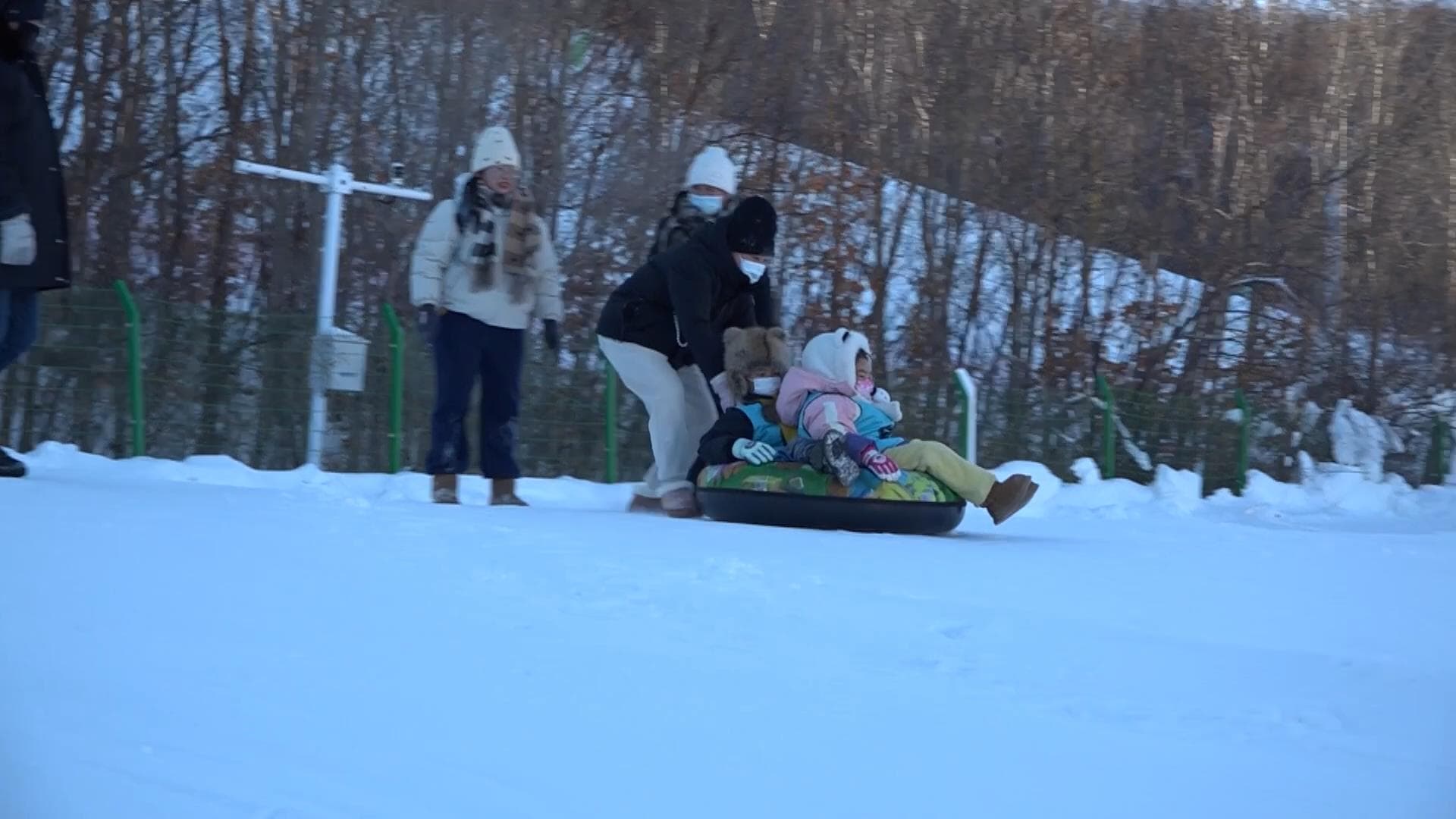 ฮูหลุนเป่ยเอ่อร์เริ่ม 'วันหยุดหิมะ' ครั้งแรก เด็กประถม-ม.ต้นได้เล่นกีฬาฤดูหนาว