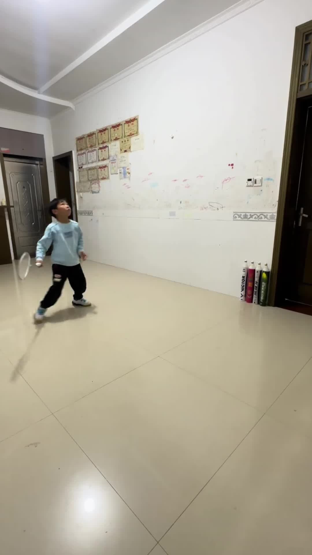 เก่งเกินวัย! เด็กชายชาวจีนโชว์ตี-รับ 'ลูกแบดมินตัน' สุดคล่องว่องไว