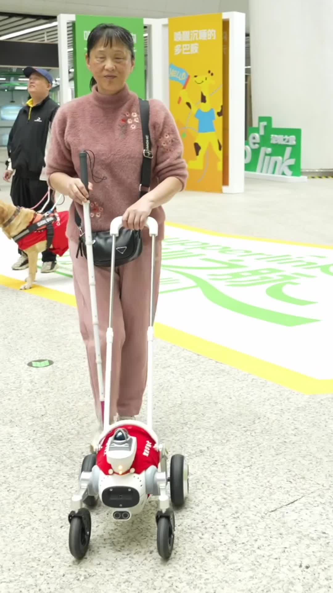 เซินเจิ้นเปิดตัว 'หุ่นยนต์สุนัขนำทาง' เอื้อผู้โดยสารตาบอดใช้รถไฟใต้ดิน