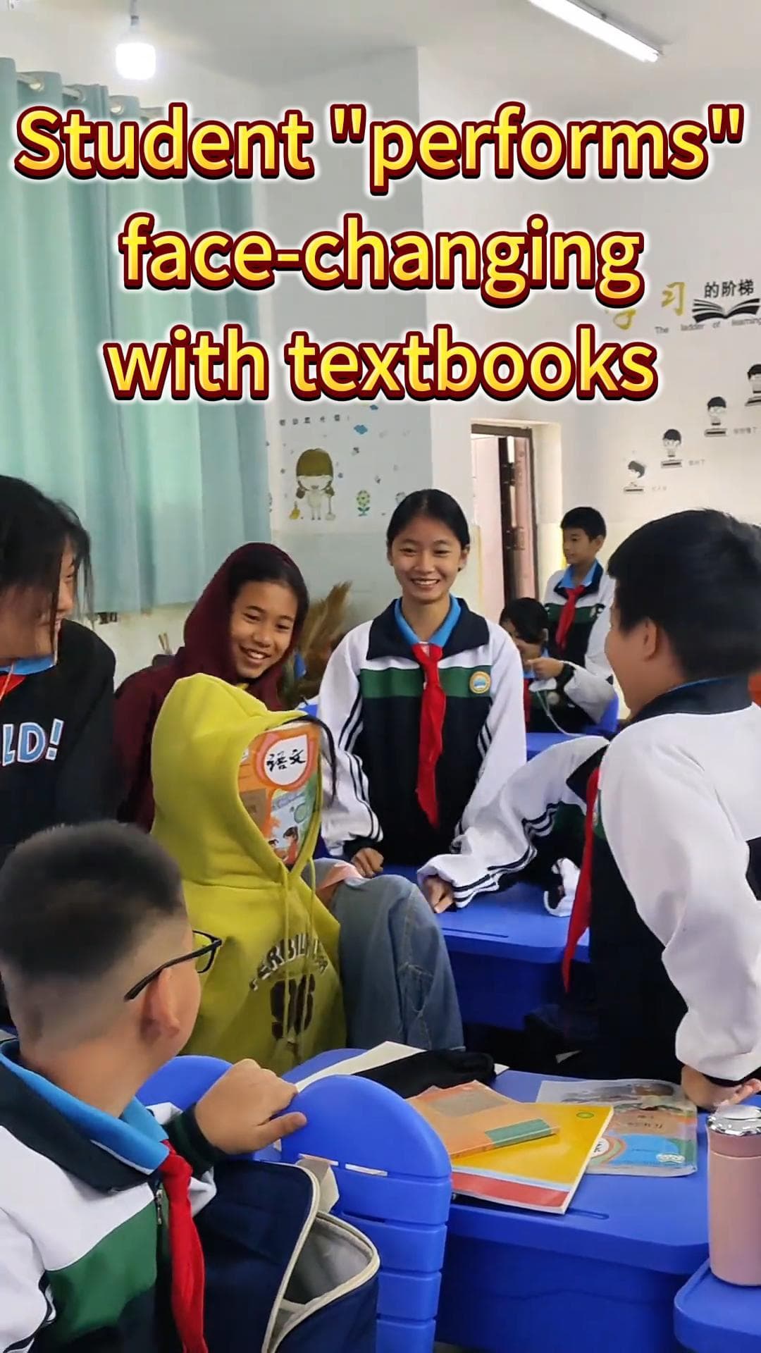 นร.จีนใช้หนังสือทำหน้ากาก แสดง 'งิ้วเปลี่ยนหน้า' ในยูนนาน