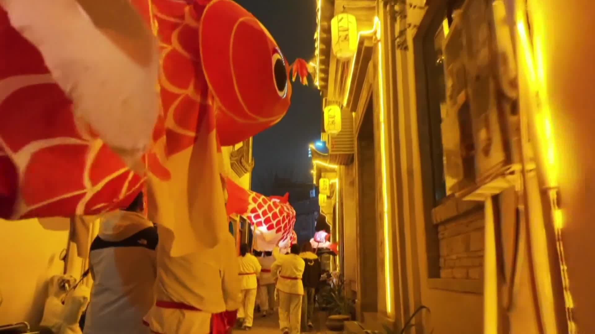 ชาวบ้านแห่ 'โคมไฟปลา' แหวกว่ายกลางอากาศ รับปีใหม่ในอันฮุย