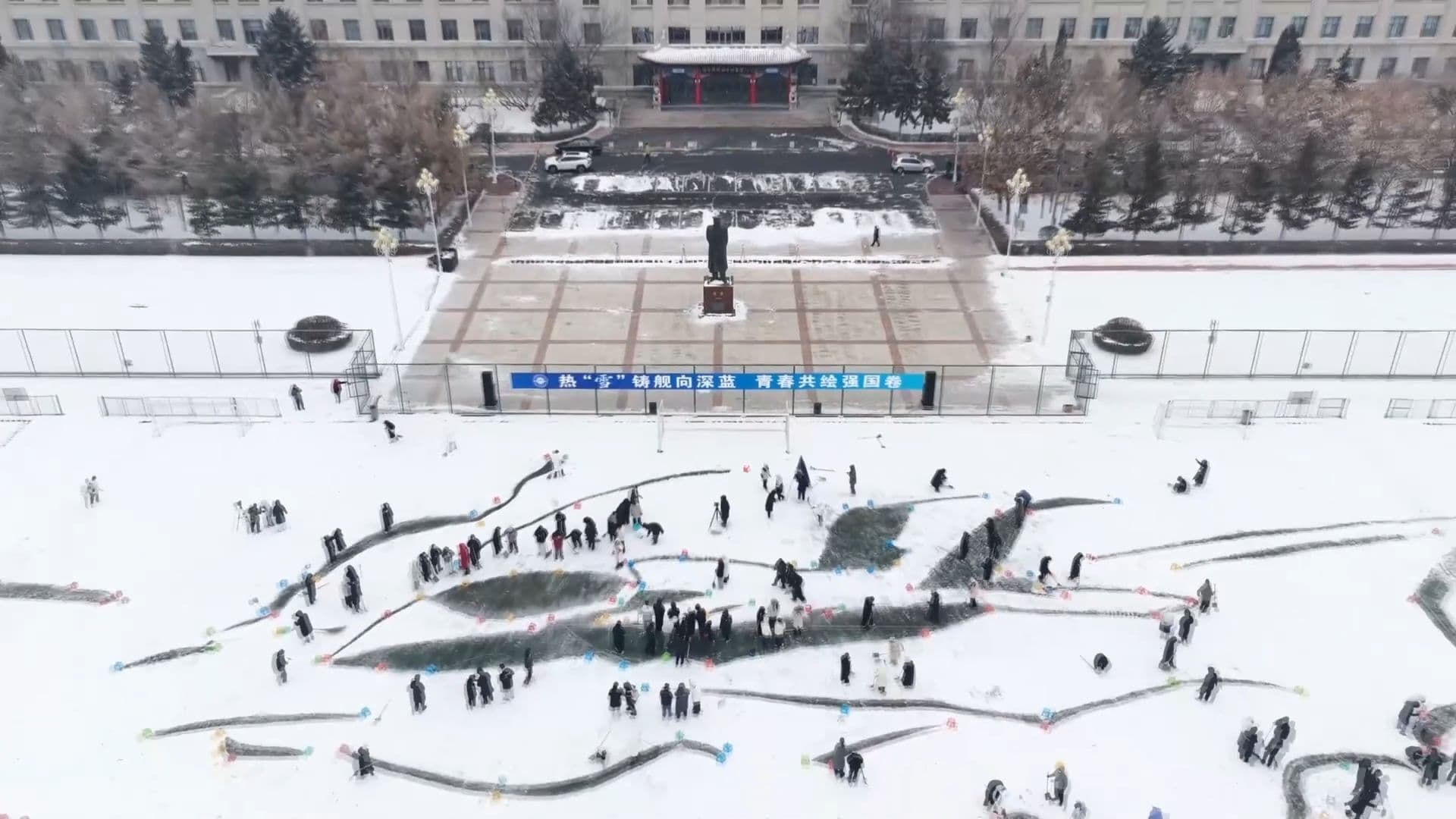 นศ.จีนนับพันเนรมิต 'เรือบรรทุกเครื่องบิน' จากหิมะขาวในฮาร์บิน