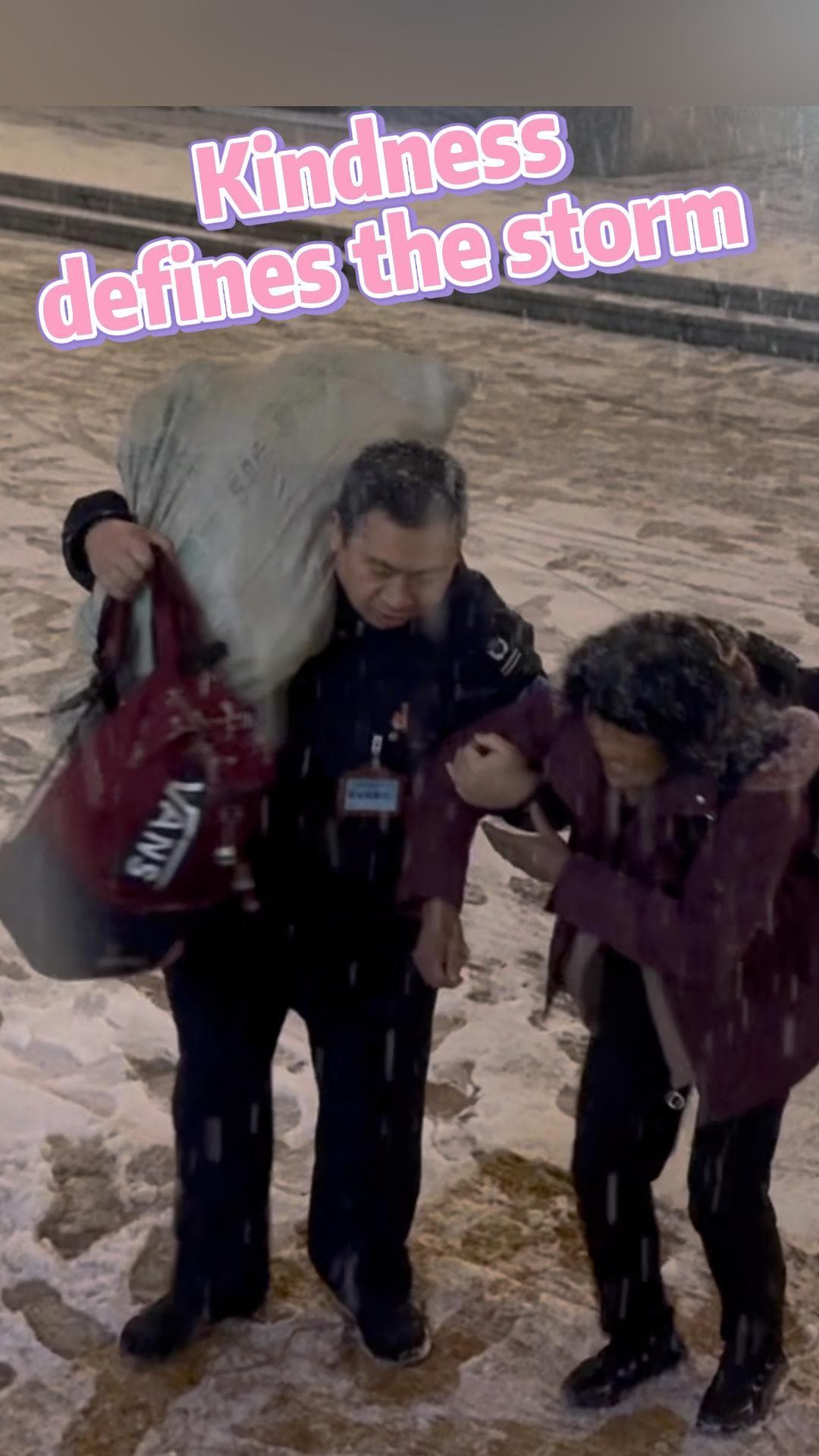 น้ำใจยิ่งให้ยิ่งได้! จนท.สถานีรถไฟแบกของ-จูงผู้สูงวัย กลางหิมะในซานตง