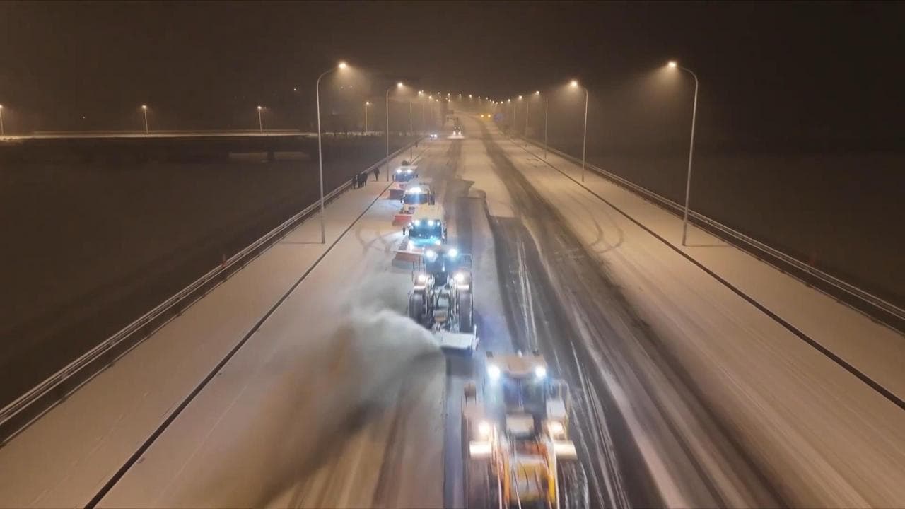 เมืองในจีนระดมคนงานกว่า 2,000 ชีวิต รถกวาดอีก 500 คัน กำจัดหิมะบนถนน