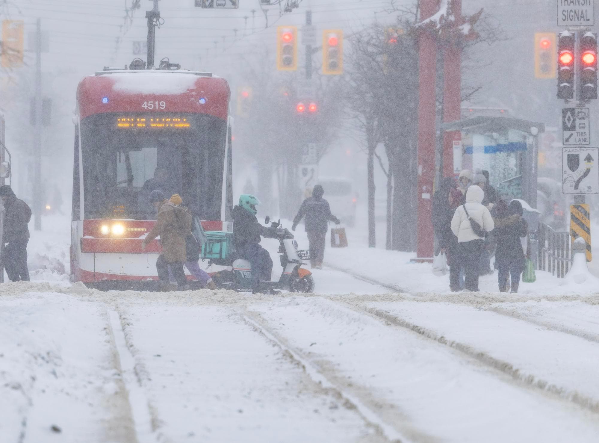ผู้คนใช้ชีวิตกลางหิมะตกหนักในโตรอนโต