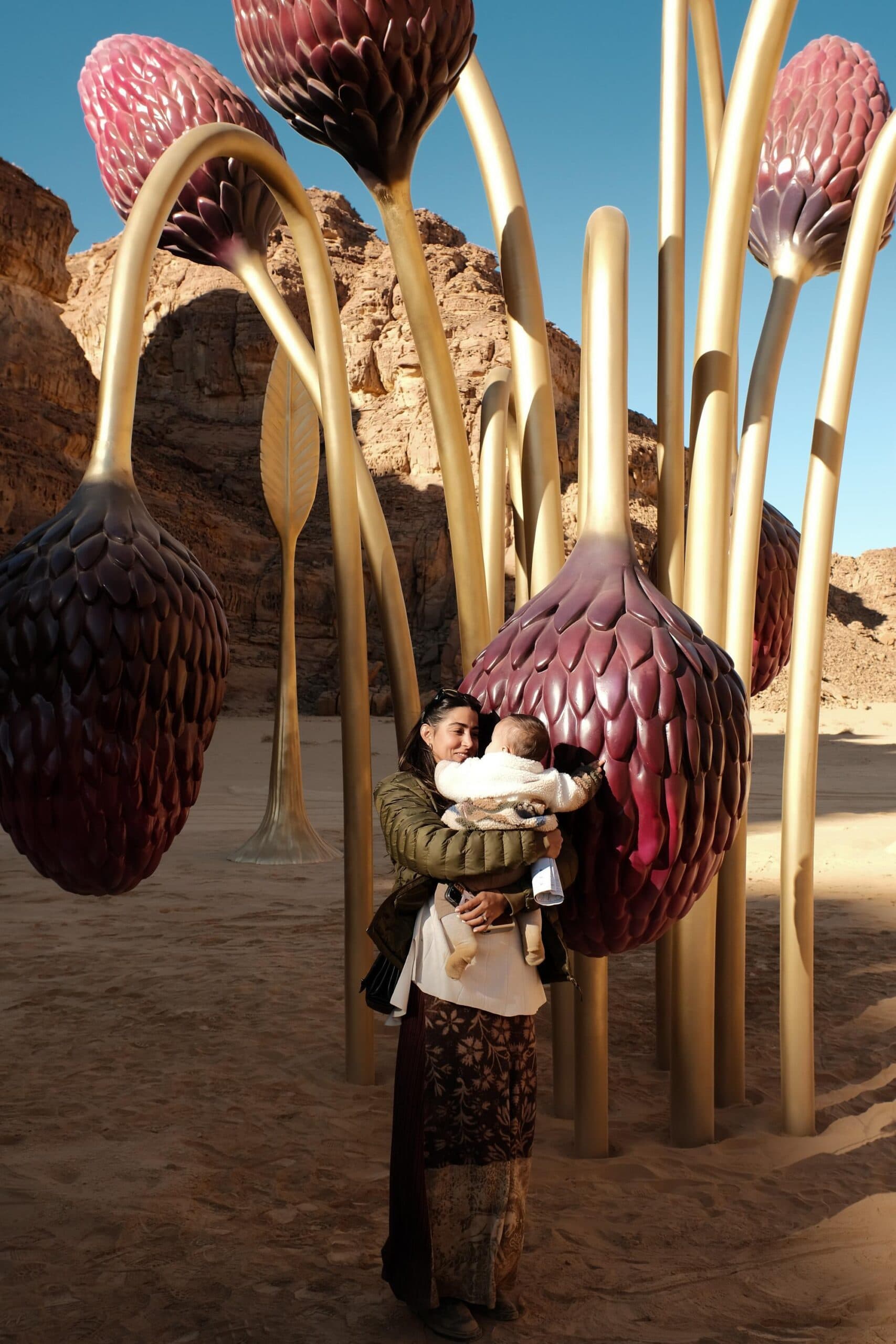 งานศิลป์สื่อความหมาย ตั้งเด่นกลางทะเลทรายในซาอุฯ