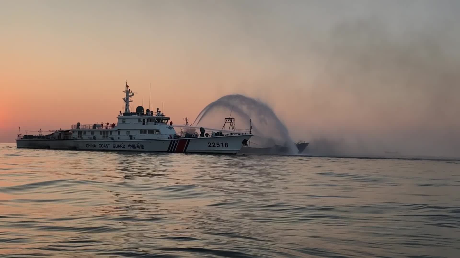 นาทีระทึก! หน่วยยามฝั่งกว่างซีรุดช่วย 'เรือประมง' ไฟไหม้รุนแรงกลางทะเล