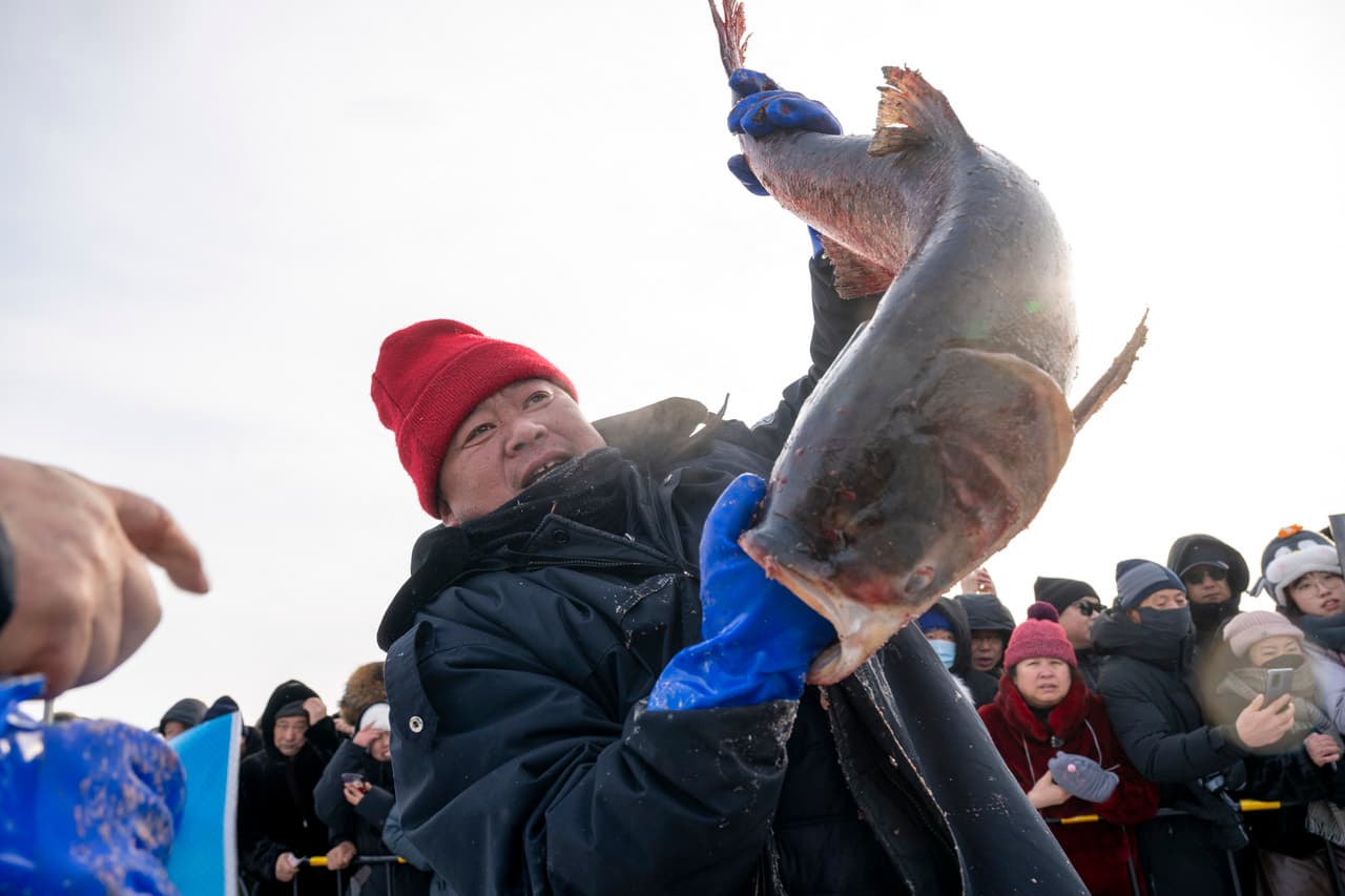 งาน 'จับปลาฤดูหนาว' ริมทะเลสาบพรมแดนจีน-รัสเซีย