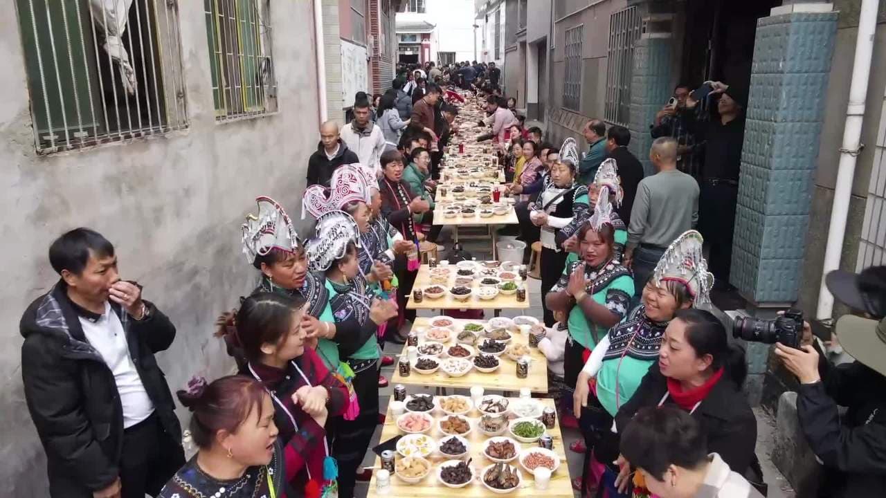 ชาวฮาหนีจัด 'งานเลี้ยงโต๊ะยาว' ฉลองปีใหม่ในยูนนาน