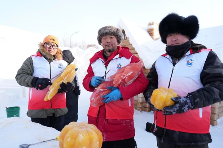 ดูได้แต่ห้ามกิน ผักผลไม้จาก 'น้ำแข็งย้อมสี' แปลกตาในฮาร์บิน