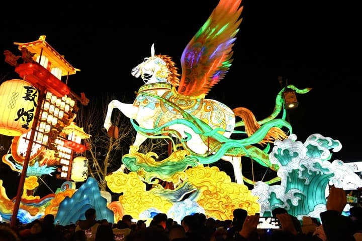 ม้าขี่เมฆา น้ำเต้ามงคล เทศกาลโคมไฟอลังการในตุนหวง