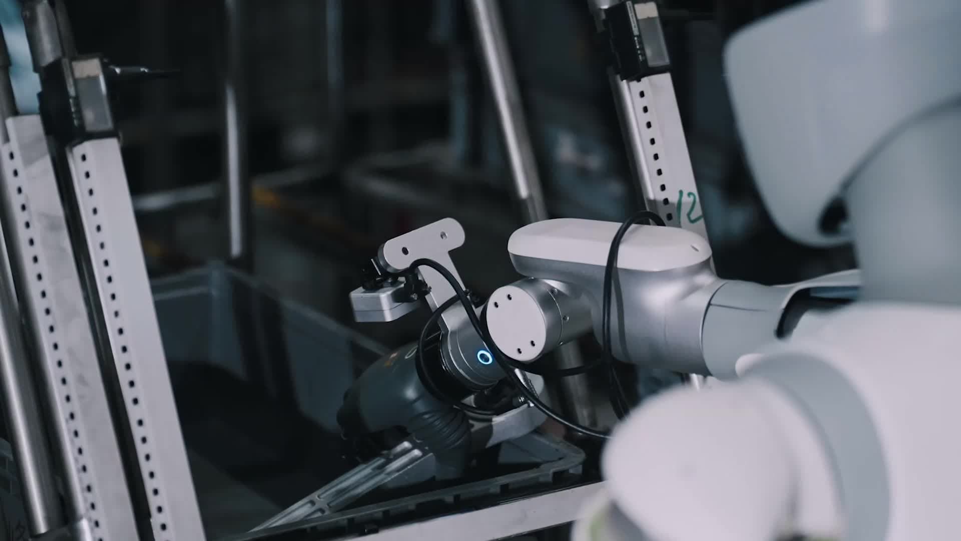 ส่อง 'หุ่นยนต์อัจฉริยะ' ฝีมือจีน ช่วยงานผลิตรถยนต์