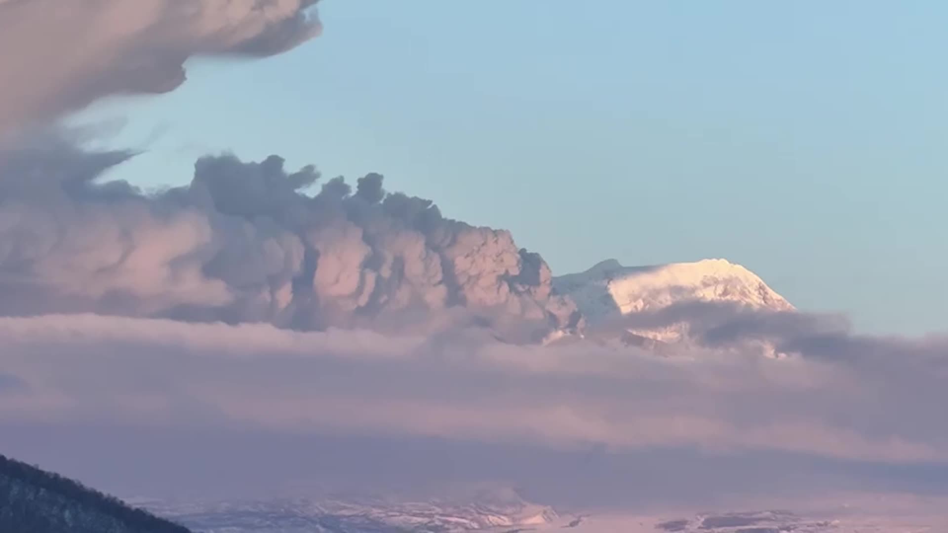 ภูเขาไฟในรัสเซีย ปะทุ 2 ครั้งในวันเดียว พ่นเถ้าถ่านไกลเสี่ยงอันตราย
