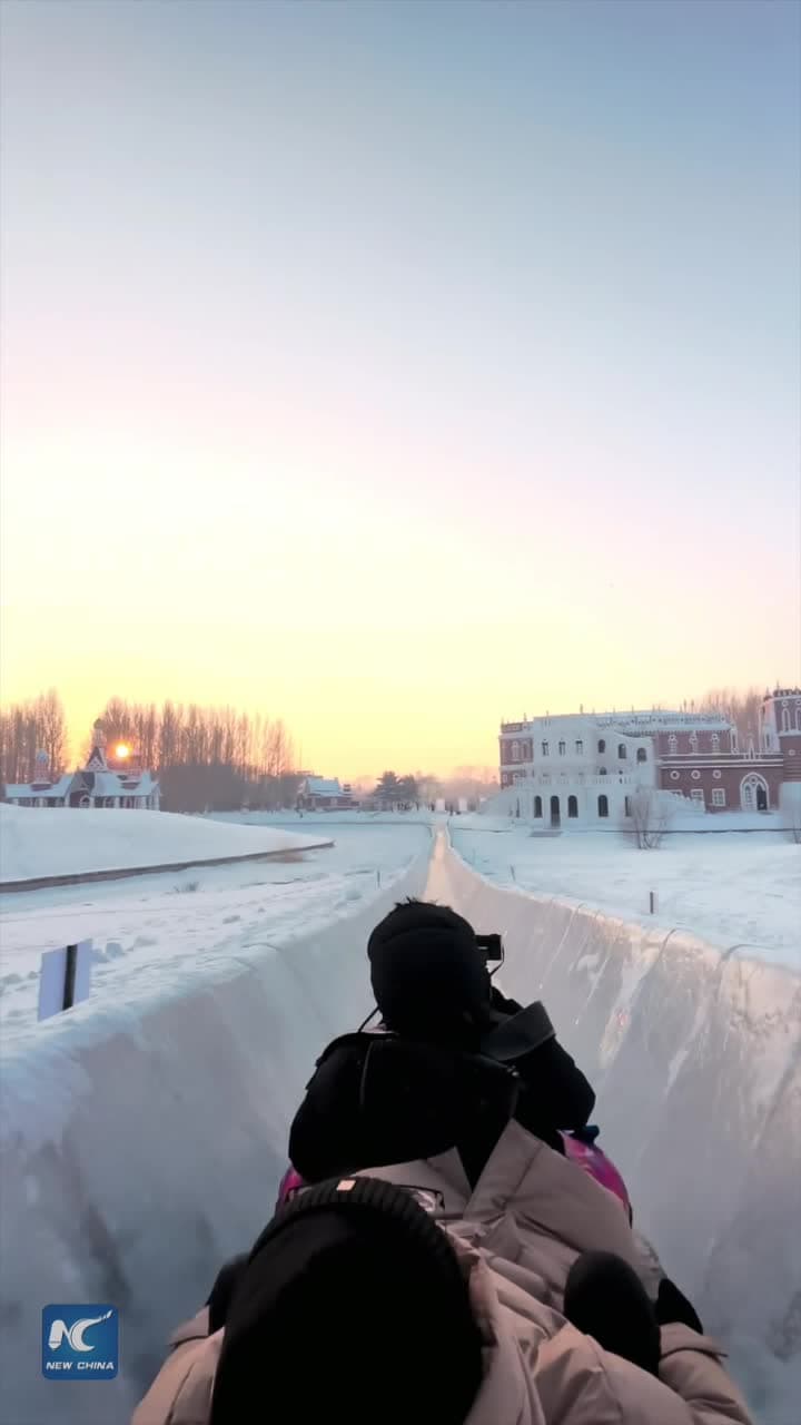 นั่งเลื่อนลง 'สไลด์เดอร์น้ำแข็ง' จุดเช็กอินท้าลมหนาวในฮาร์บิน