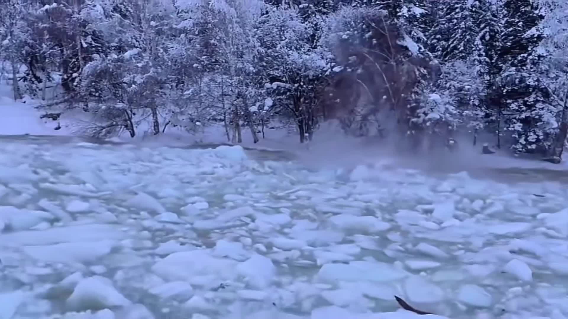 นทท.จับภาพน้ำขึ้นสูงฉับพลัน คลื่นน้ำแข็งไหลแรงในซินเจียง