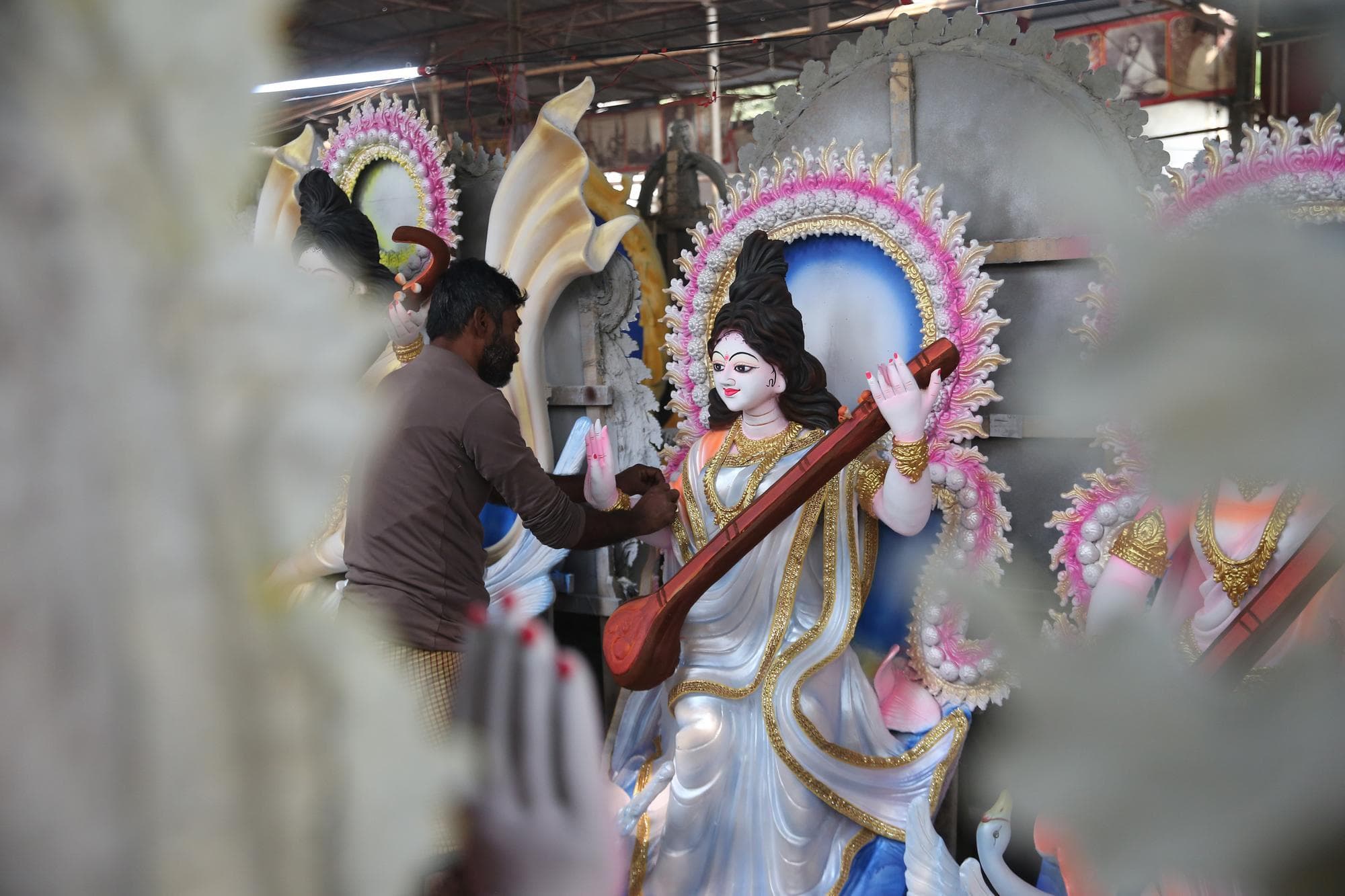 งานผลิตเทวรูปดินเผาฉลองเทศกาล 'สรัสวดีบูชา' ในบังกลาเทศ