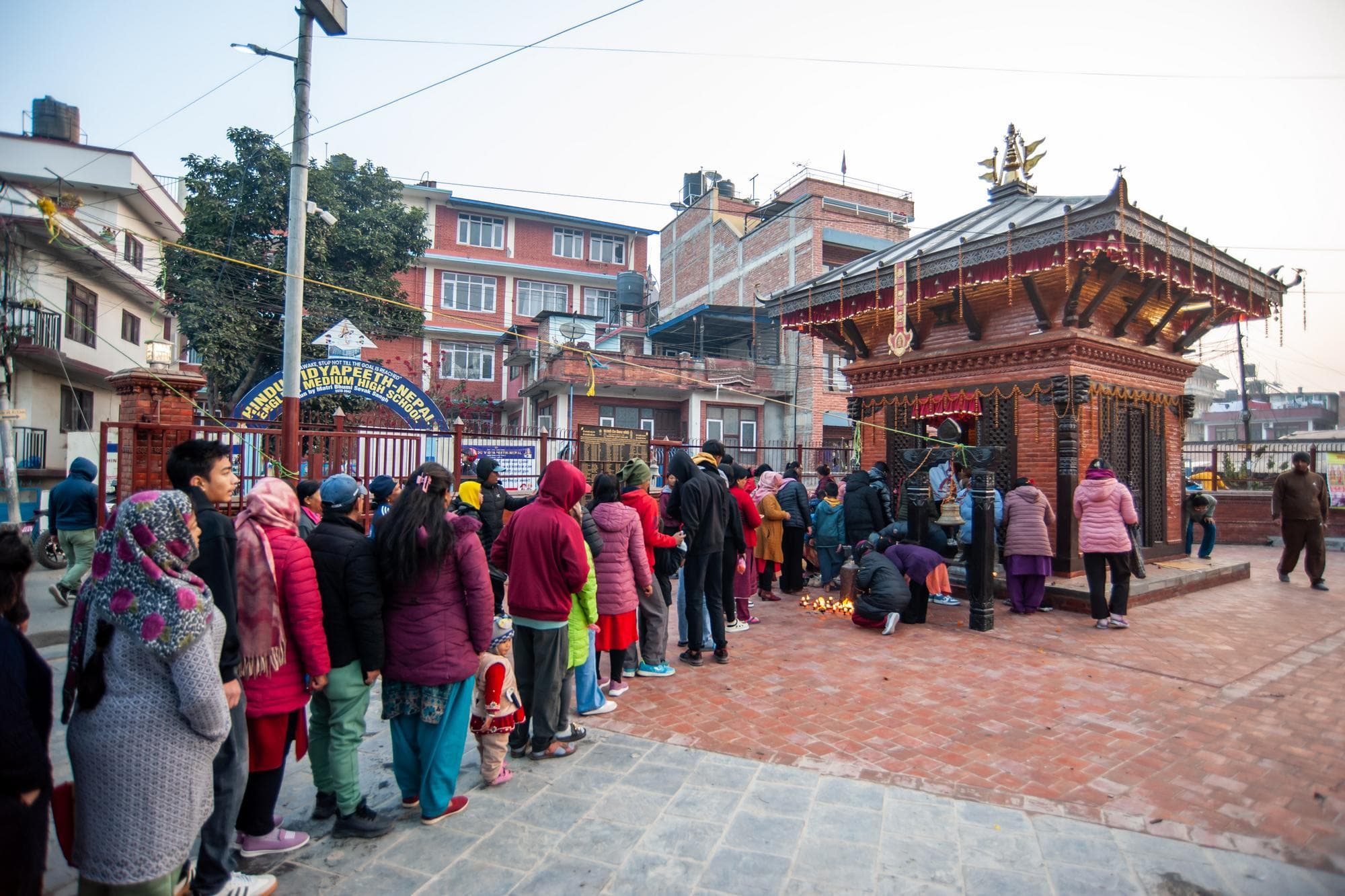 เหล่าผู้ศรัทธาต่อแถวสักการะขอพร 'พระแม่สรัสวดี' ในเนปาล