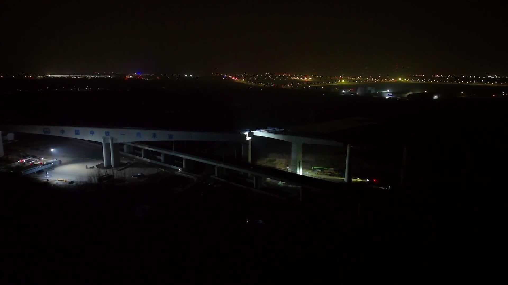 จีนหมุน 'คานสะพาน' หนัก 4,800 ตัน ข้ามทางรถไฟเร็วสูง