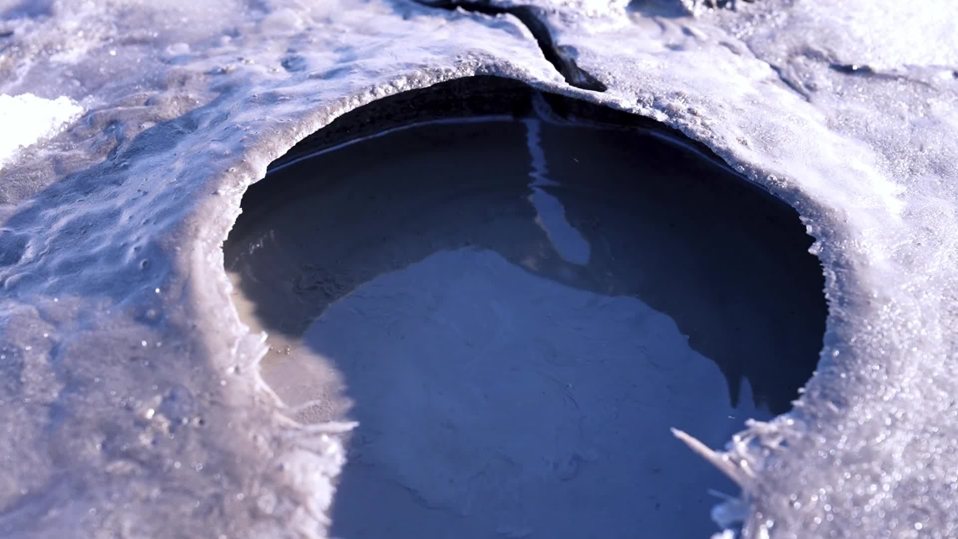 หิมะขาว น้ำค้างแข็ง แต้มสีสัน 'เนินพุโคลน' ในซินเจียง