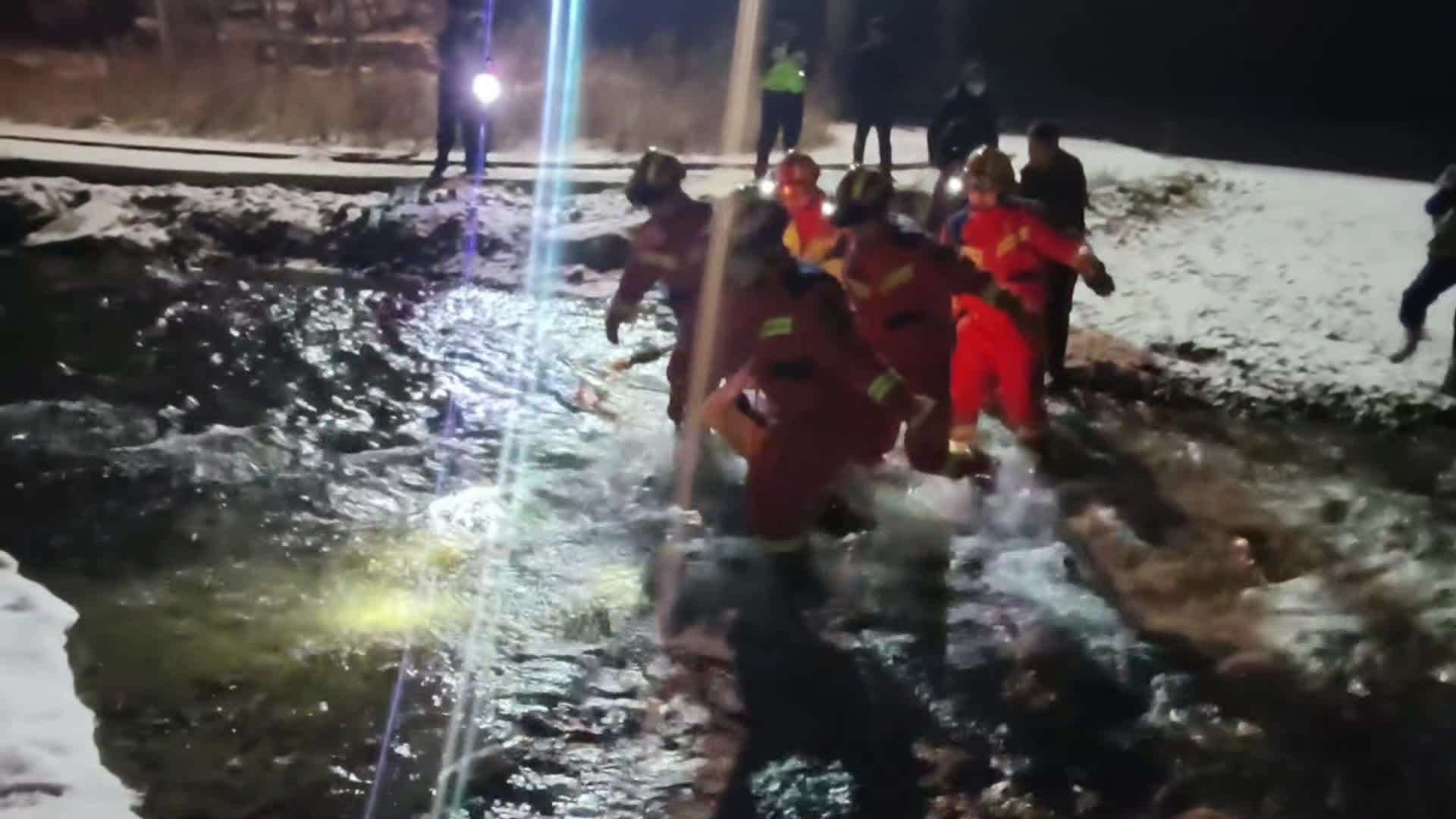 กู้ภัยซานซีฝ่าลำน้ำเย็นยะเยือก ช่วยคนติดรถตกสะพาน