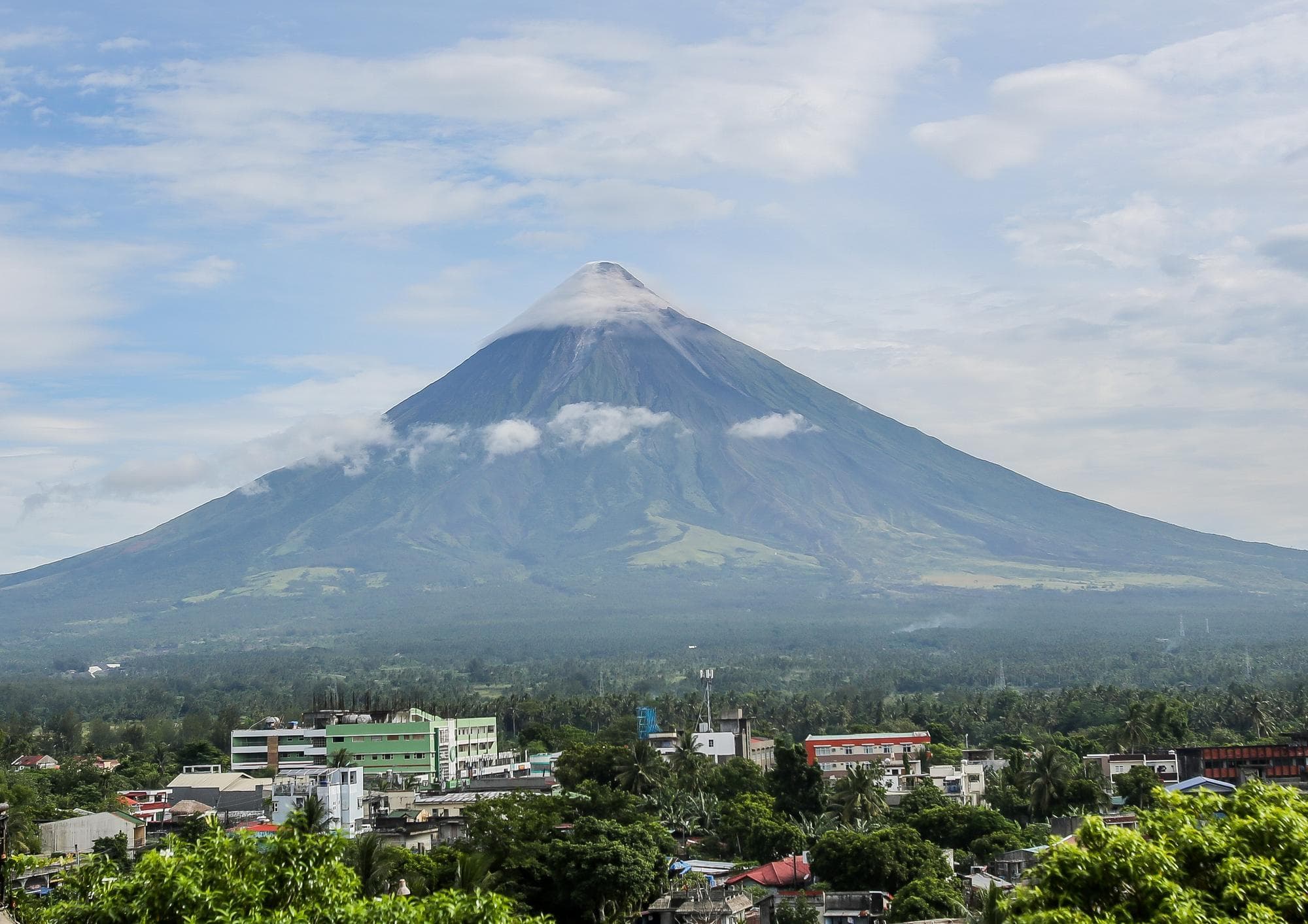 ภูเขาไฟมายอนในฟิลิปปินส์ พ่น 'ลาวาร้อนระอุ' ยาว 100 เมตร