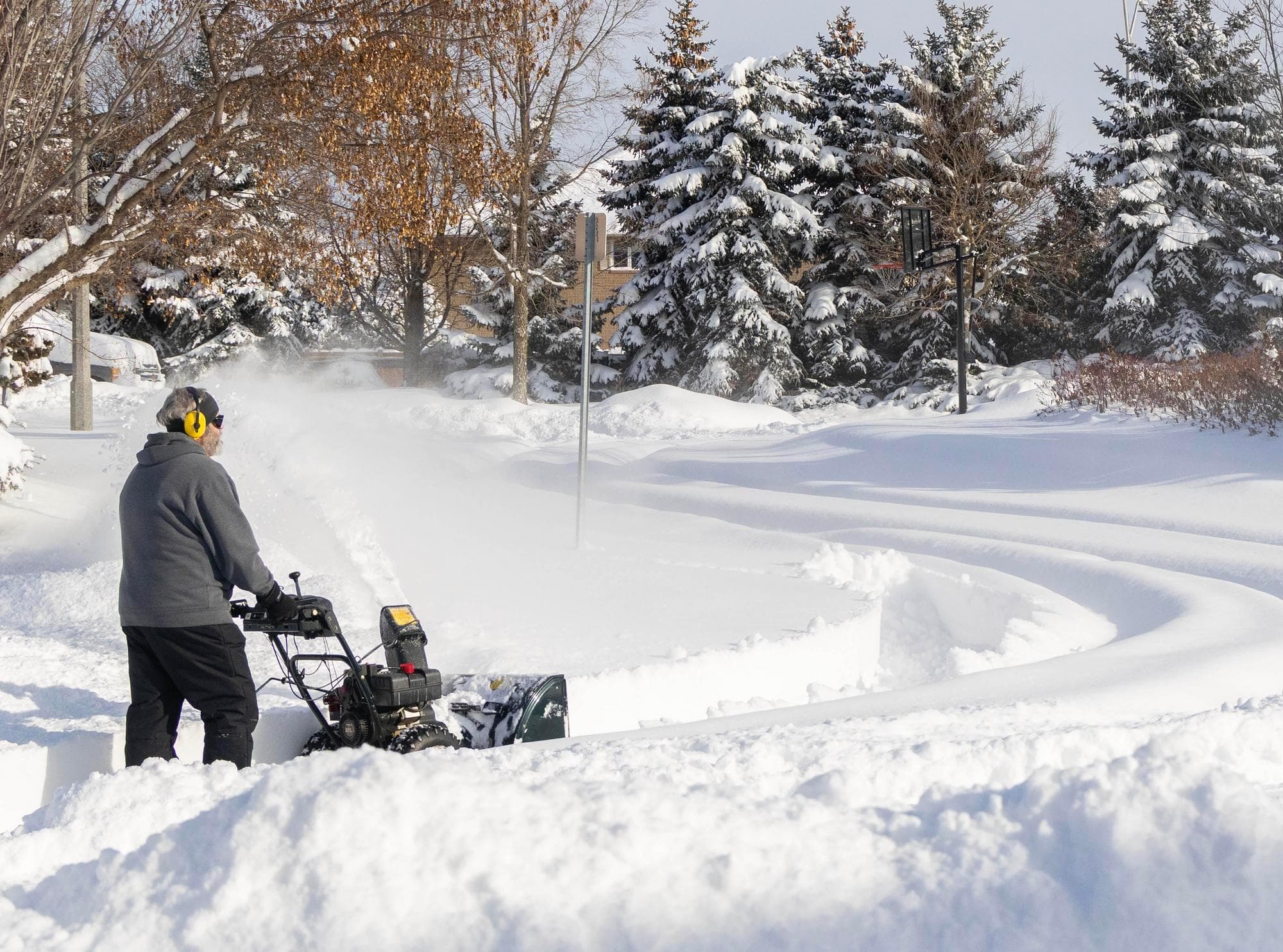 หิมะขาวโพลนปกคลุมย่านที่พักในแคนาดา