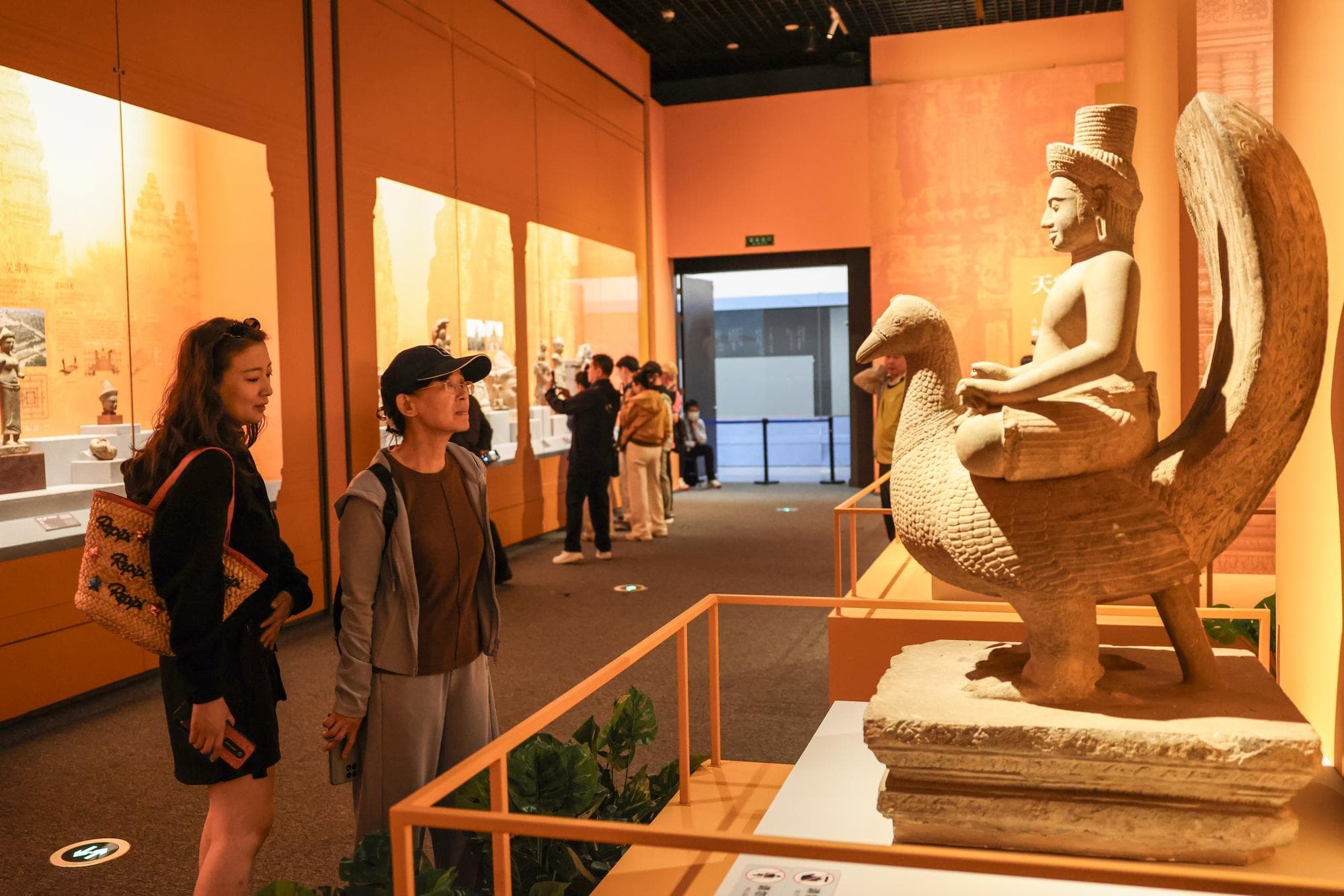 ไหหลำจัดแสดง 'โบราณวัตถุ' จากกัมพูชากว่าร้อยชุด