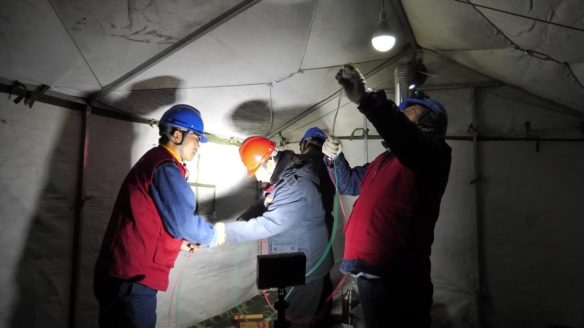 ทีมกู้ภัยเชื่อมกระแสไฟสู่ 'ศูนย์พักพิงชั่วคราว' หลังแผ่นดินไหวในกานซู่