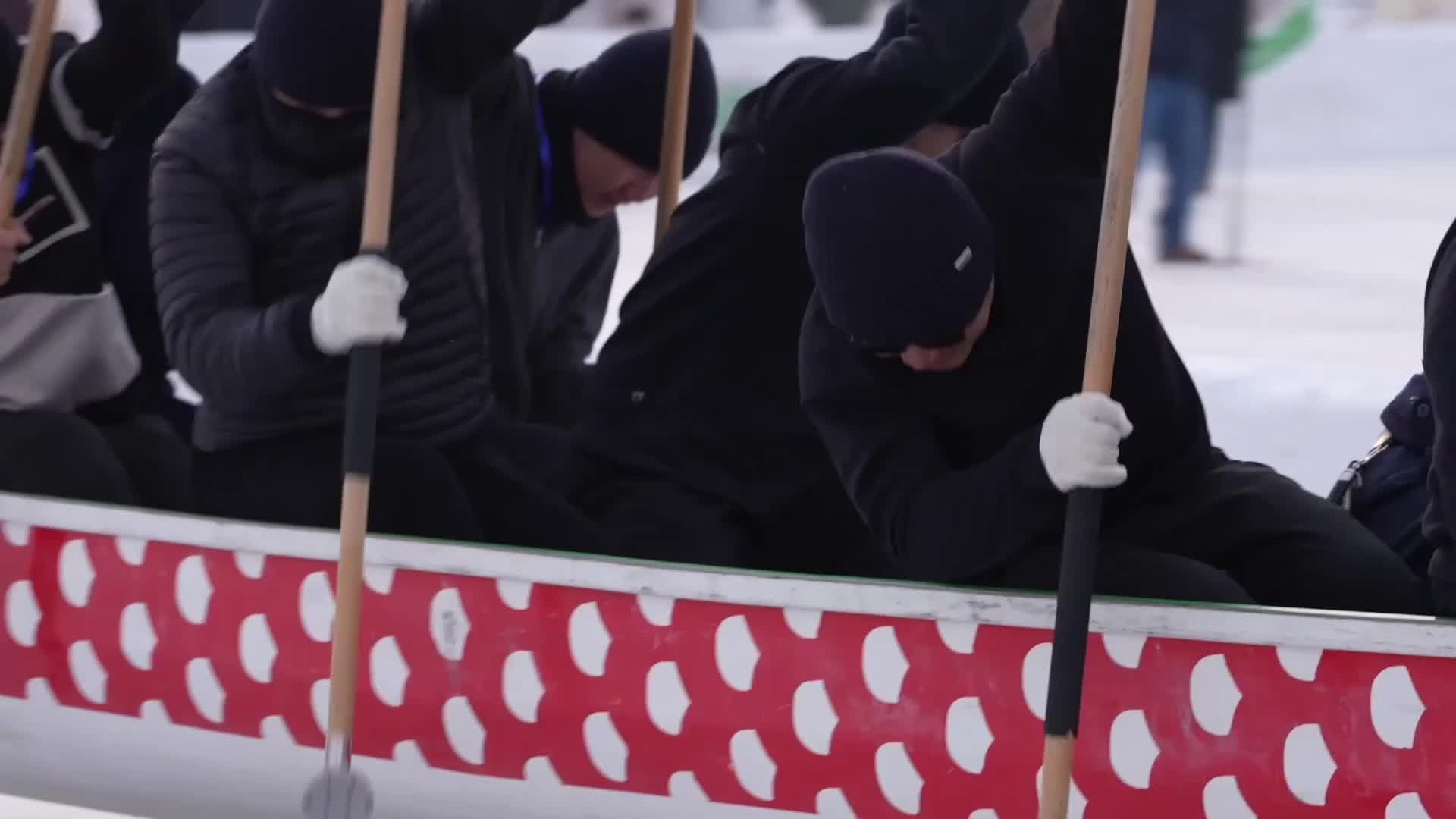 ฮุยเลฮุย! งานแข่ง 'พายเรือมังกรน้ำแข็ง' บนแม่น้ำแข็งค้างในซินเจียง