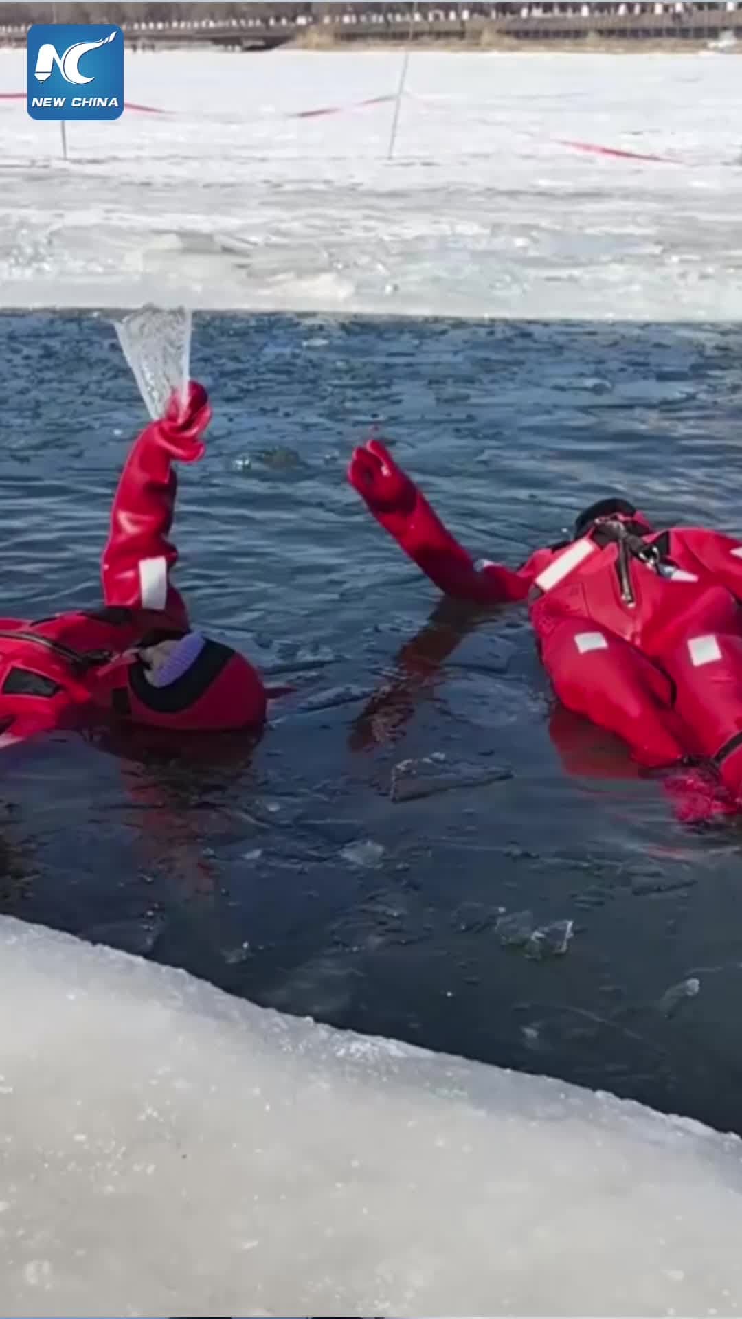 ลอยตัวบนทะเลสาบน้ำแข็ง เทรนด์เที่ยวฤดูหนาวใหม่ในจีน