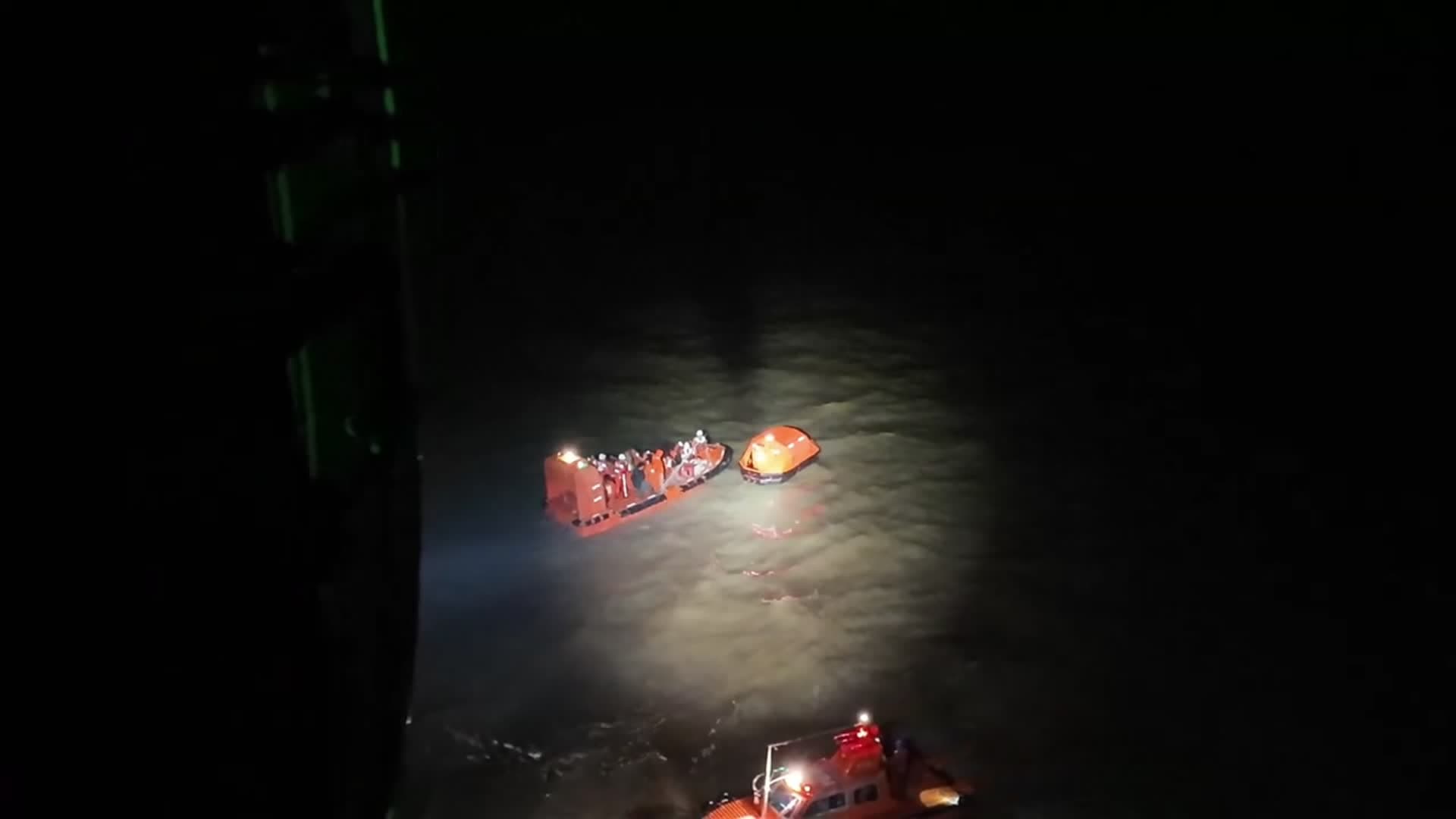 กู้ภัยเรือ-อากาศจีนช่วย '13 ชาวประมง' ฝ่าพายุนอกฝั่งเซี่ยงไฮ้