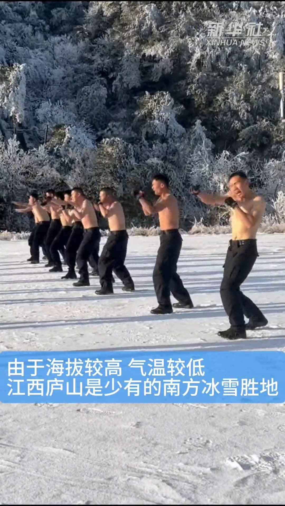 หนาว -3°C ก็ไม่สะท้าน ตำรวจจีนถอดเสื้อฟิตซ้อมกลางหิมะบนภูเขา