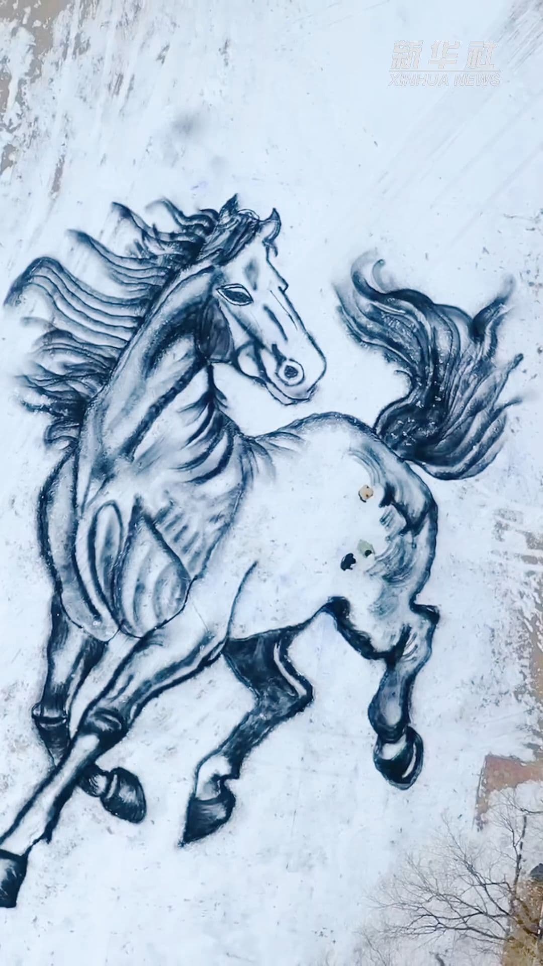 ครูจีนเนรมิต 'อาชายักษ์' กลางหิมะ สื่อความยิ่งใหญ่ต้อนรับปีมะเมีย