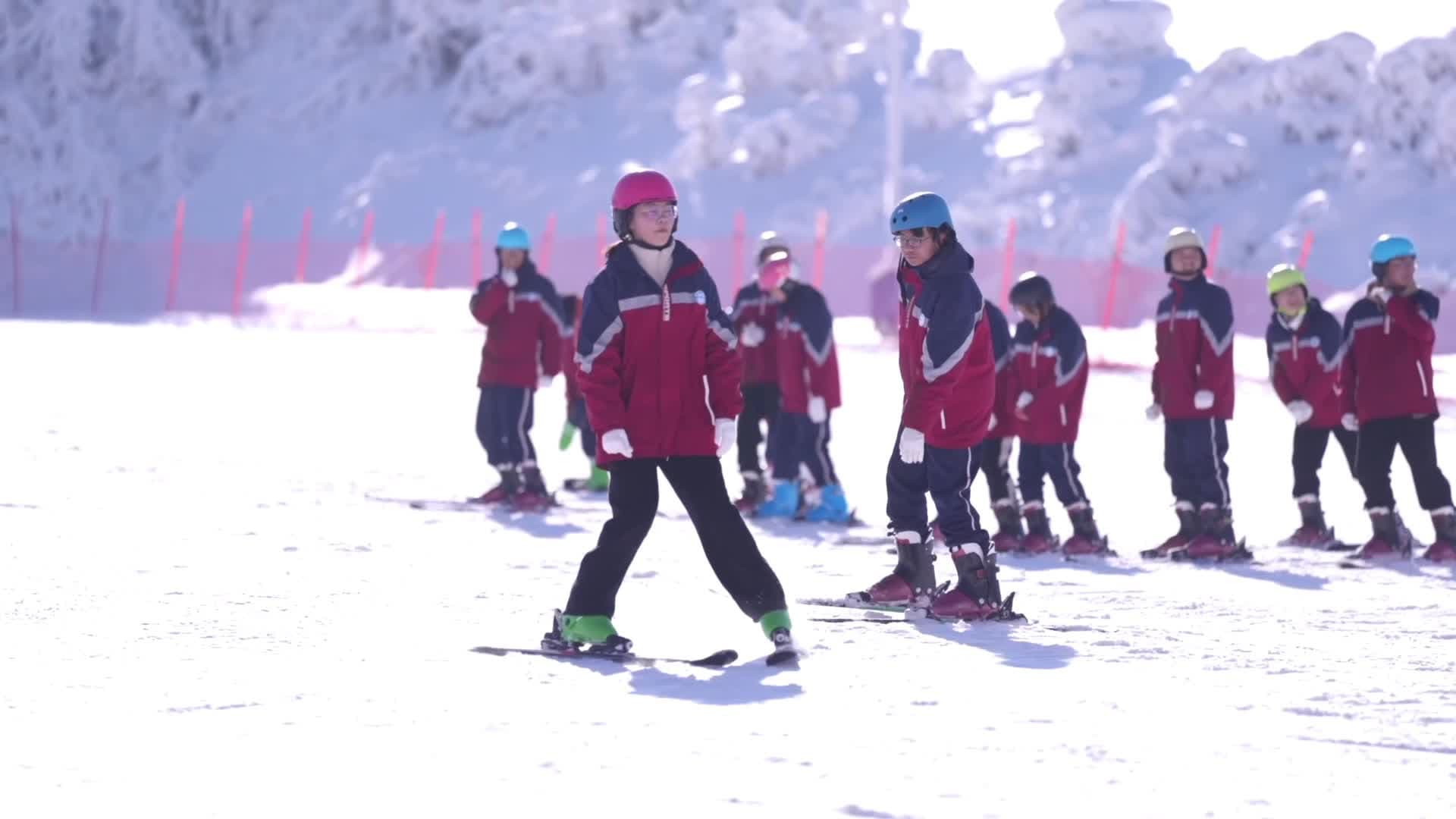 นักเรียนจีนฝึกเล่นสกีหิมะ เติมสีสันวัยเรียน เพิ่มทักษะกีฬาฤดูหนาว