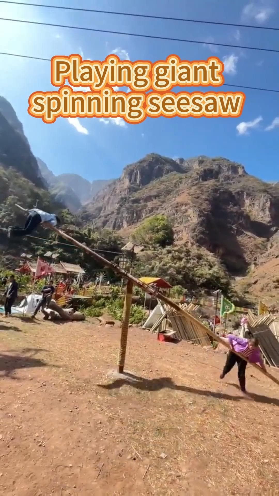 เกาะไว้ให้มั่น 'กระดานหกยักษ์' เครื่องเล่นชาวบ้านสุดหวาดเสียวในยูนนาน