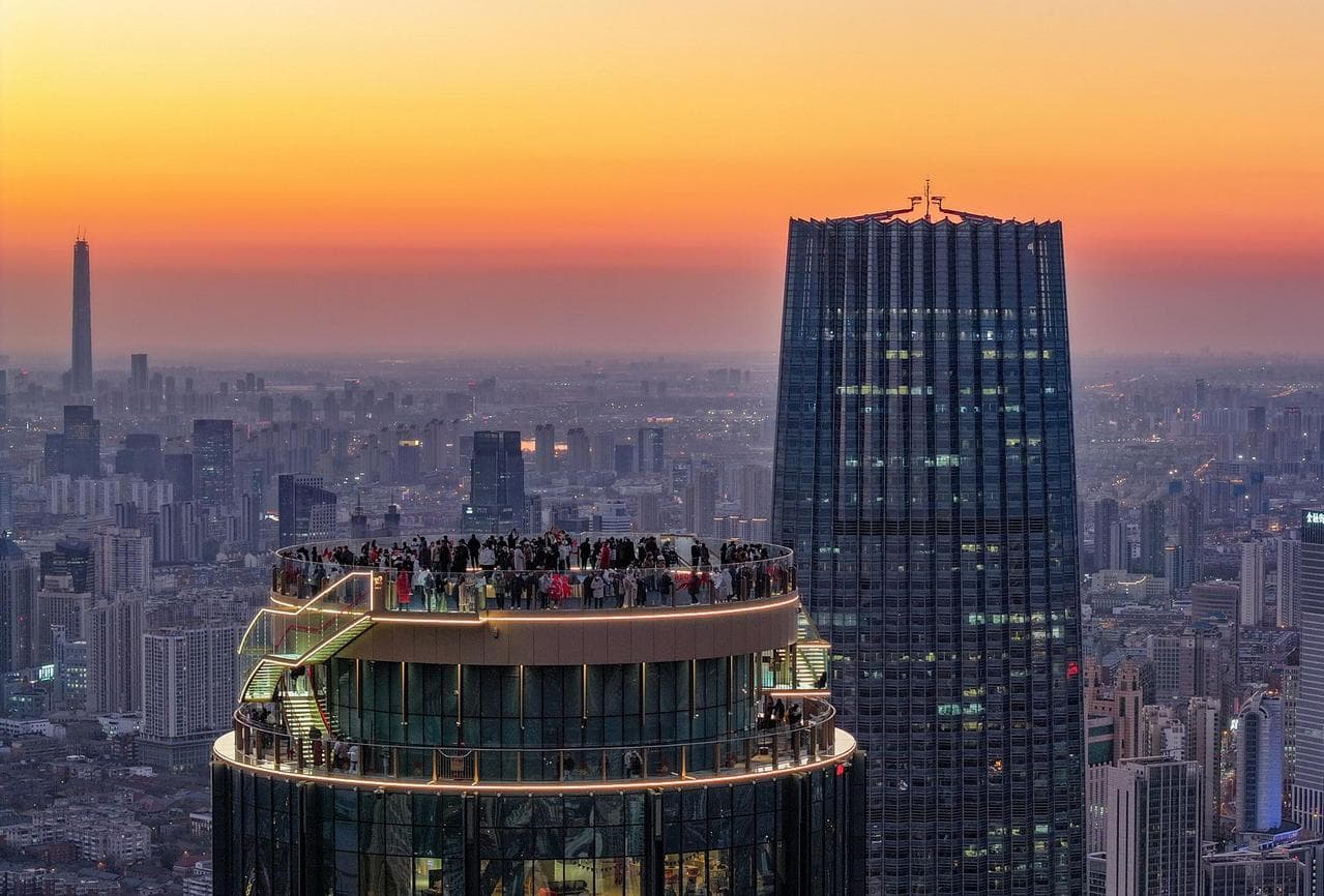 สอง 'จุดชมวิวเมือง' สูงเสียดฟ้า สีสันฉลองปีใหม่ในเทียนจิน