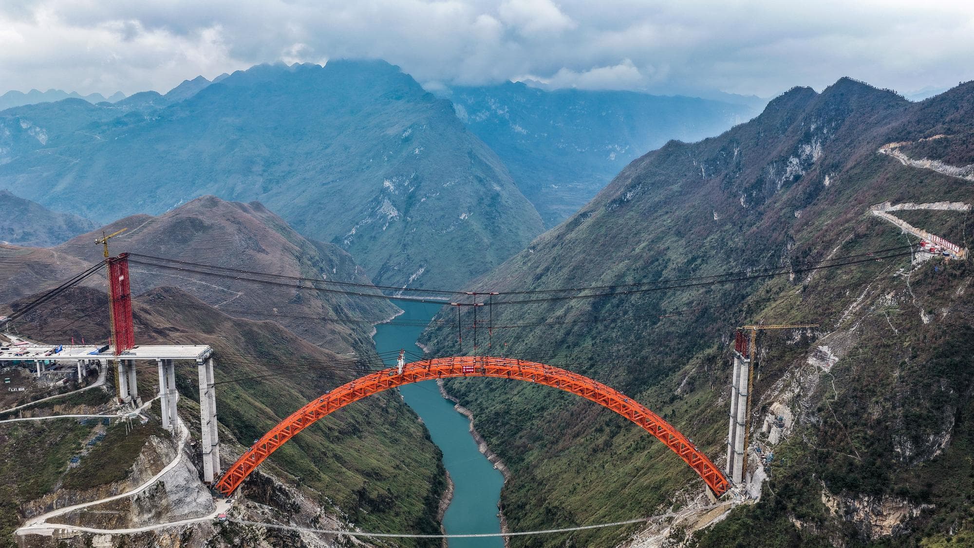 กุ้ยโจวเชื่อม 'โครงสะพานโค้ง' ข้ามหุบเขาสูงชันสำเร็จ