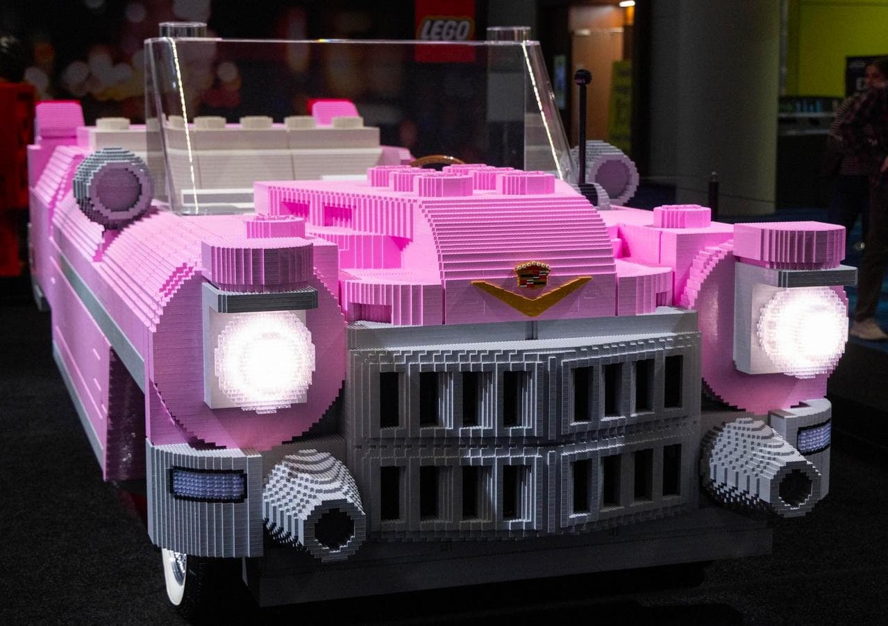 รถเปิดประทุนจาก ‘ตัวต่อเลโก้’ สีชมพูหวาน ขนาดเท่าของจริง ตั้งเด่นในแคนา