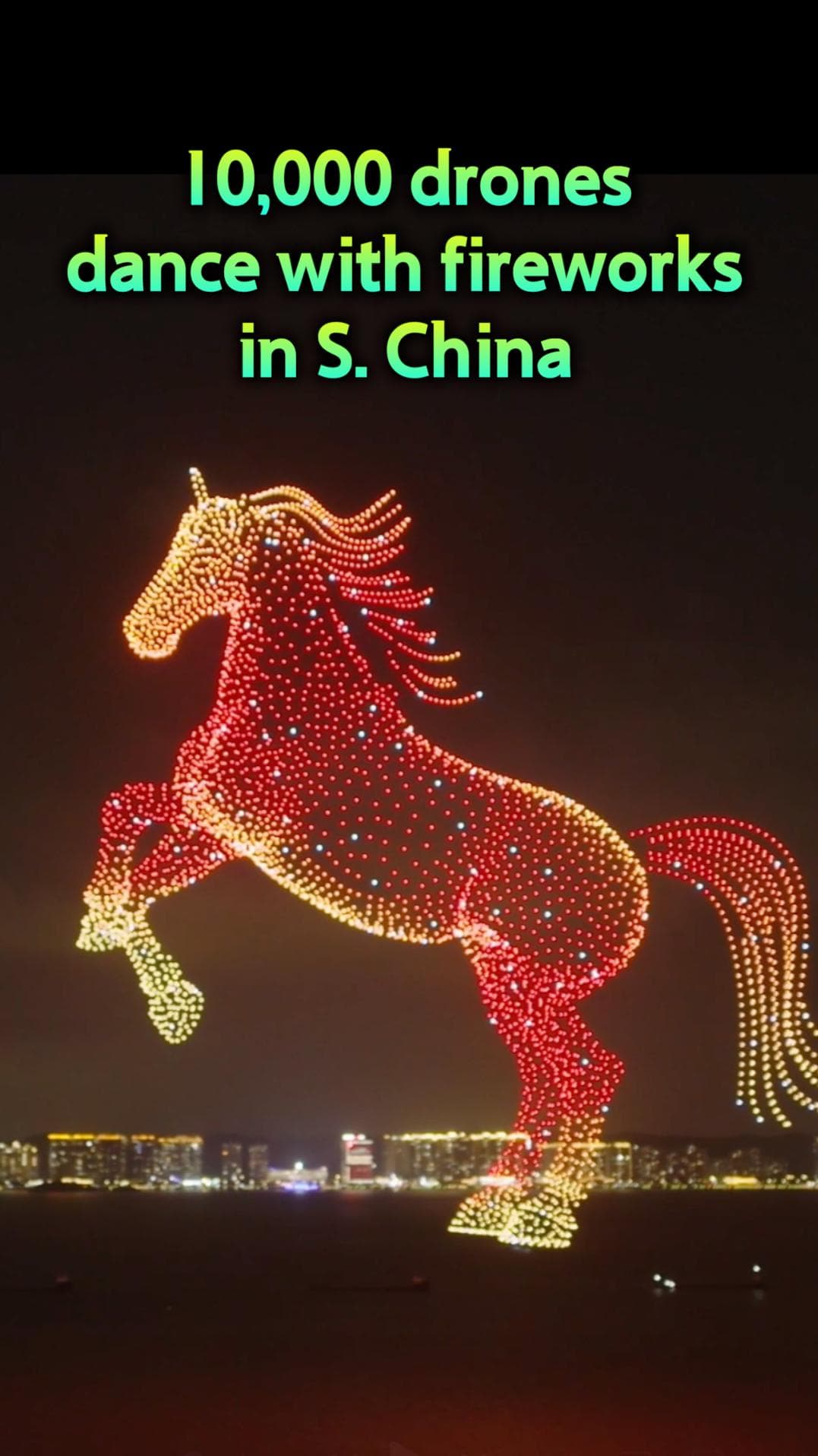 โดรนหมื่นลำเริงระบำกับพลุดอกไม้ไฟ แสงสีฉลองตรุษจีนริมทะเลในกวางตุ้ง