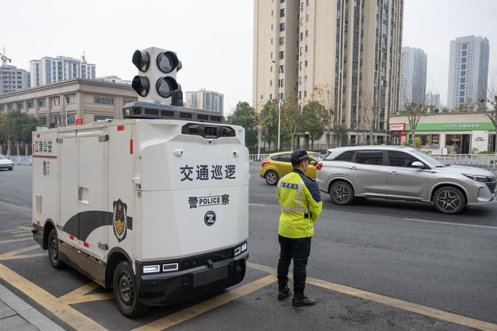 ฉงชิ่งเตรียมส่ง 'รถตำรวจ AI' ไร้คนขับ ดูแลความเรียบร้อยรับตรุษจีน