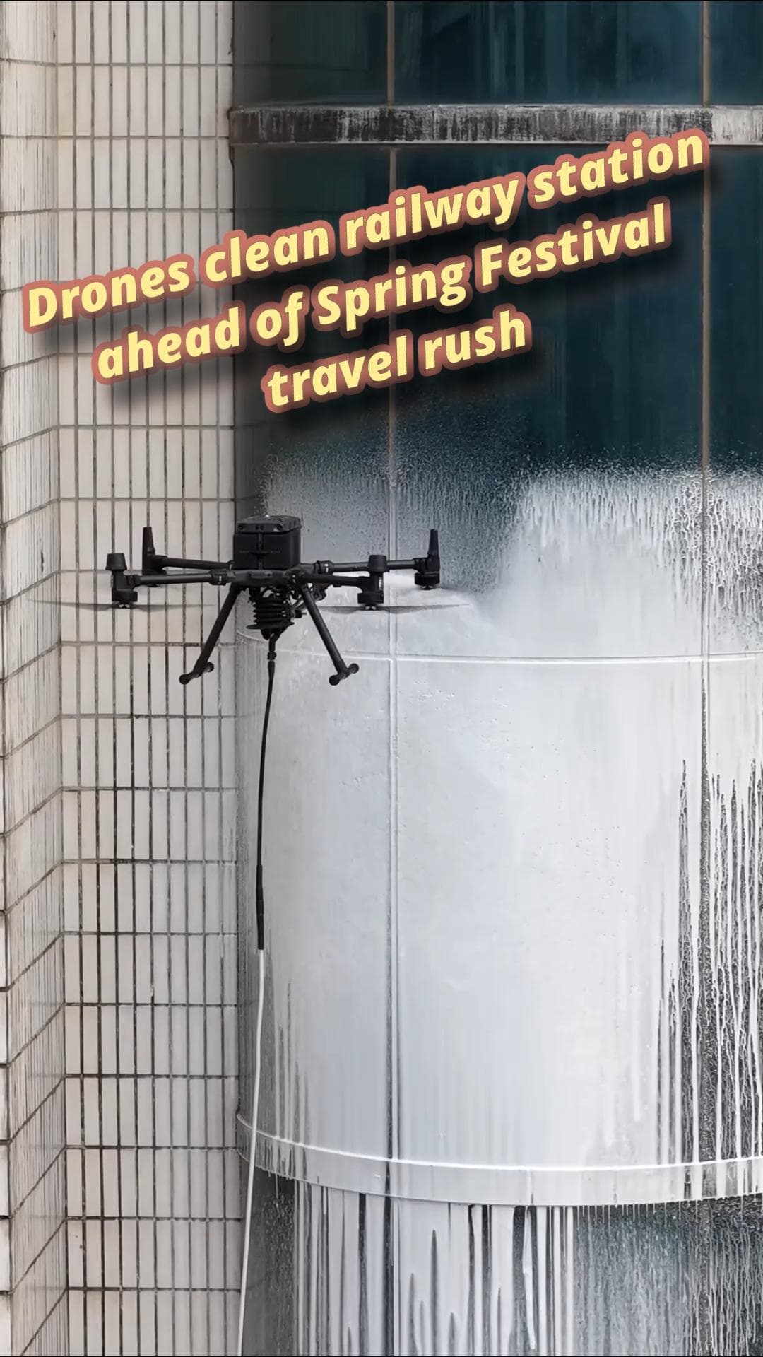 โดรน 'ล้างกระจก' สถานีรถไฟหนานชาง เตรียมรับผู้โดยสารช่วงตรุษจีน