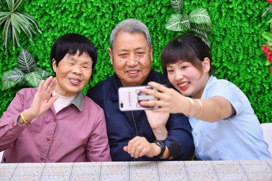 เกษียณไม่เหงา! ผู้สูงอายุจีนผันตัวเป็น 'คอนเทนต์ครีเอเตอร์' เปิดชีวิตบทใหม่บนโลกออนไลน์